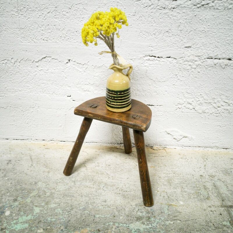 Tripod cowherd stool