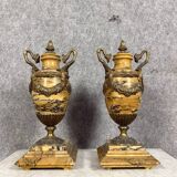 Paire de pots couverts, cassolettes Empire en marbre de Sienne