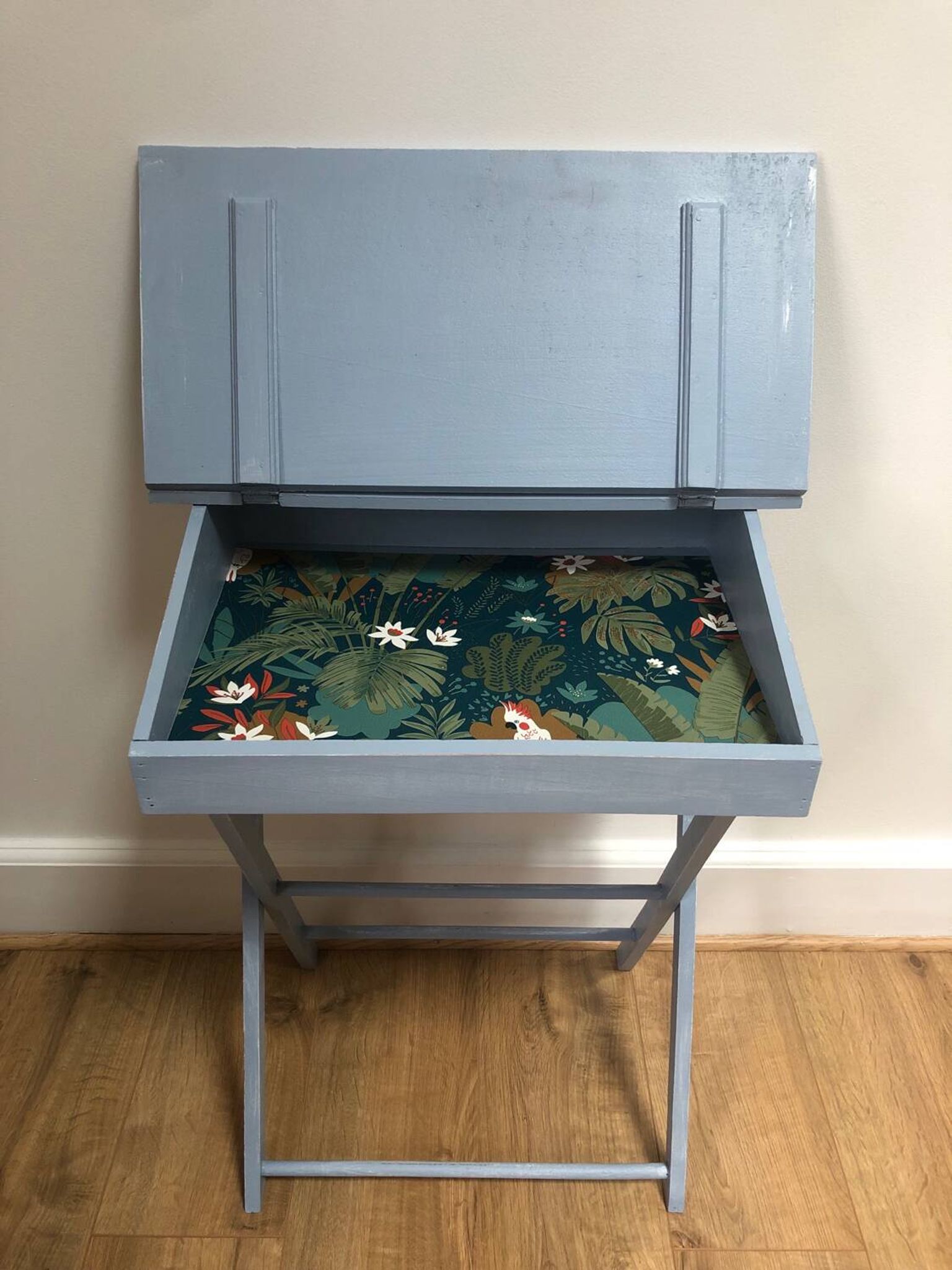 Joli pupitre / bureau d’enfant en bois