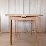 Round table foot spindles