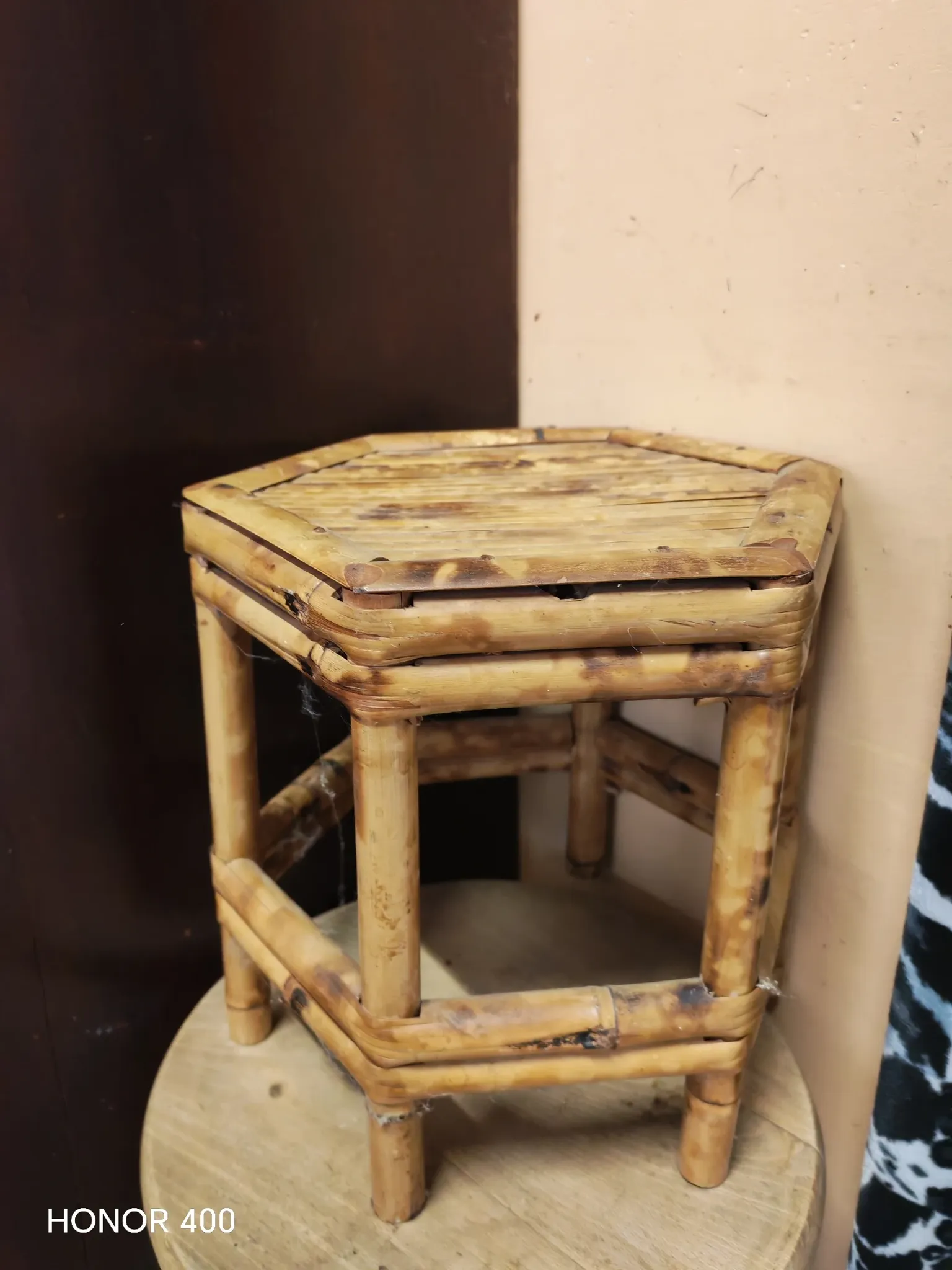 Tabouret, table d'appoint en bambou brûlé vintage
