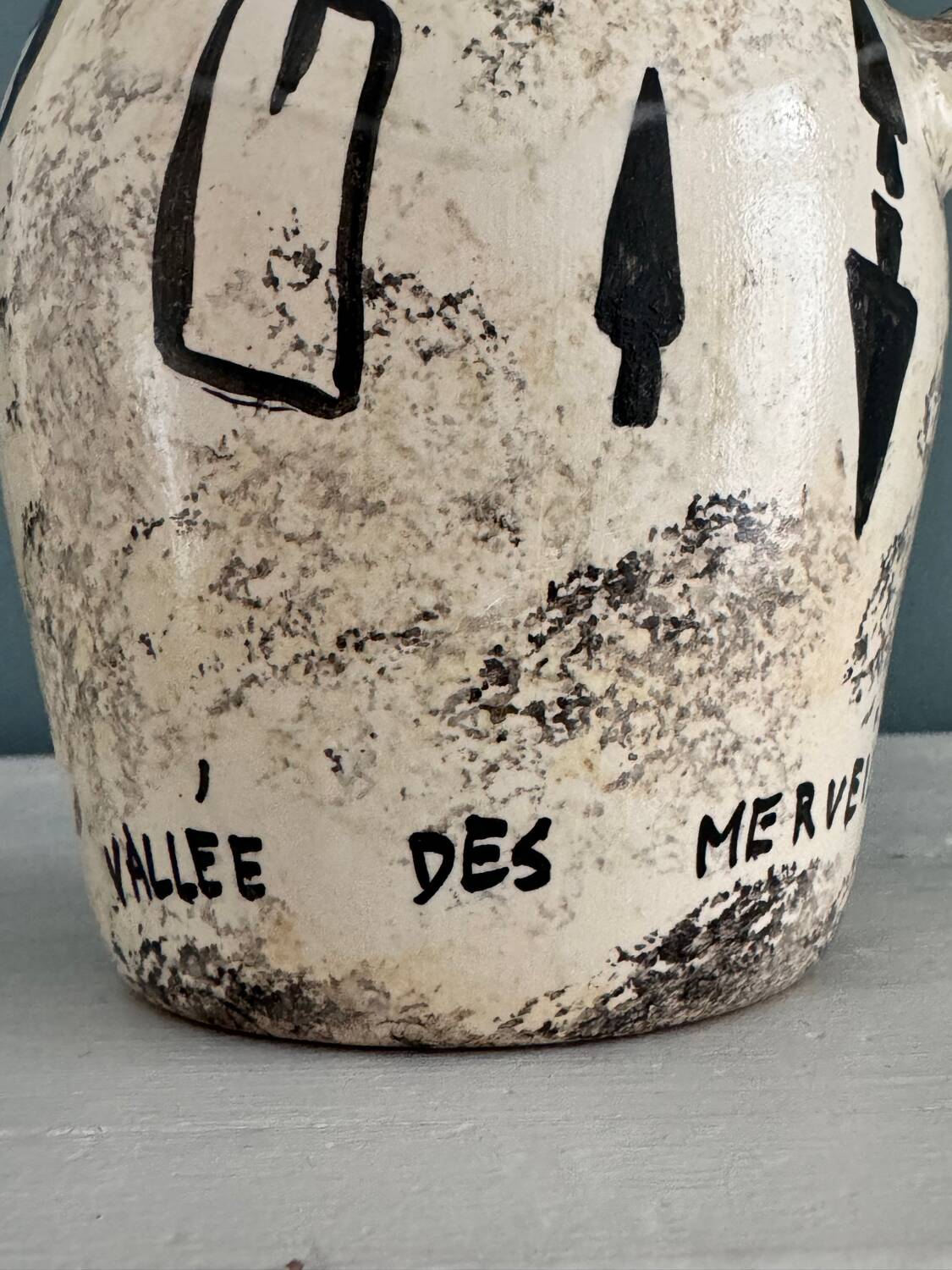 Pichet en céramique émaillée décor rupestre