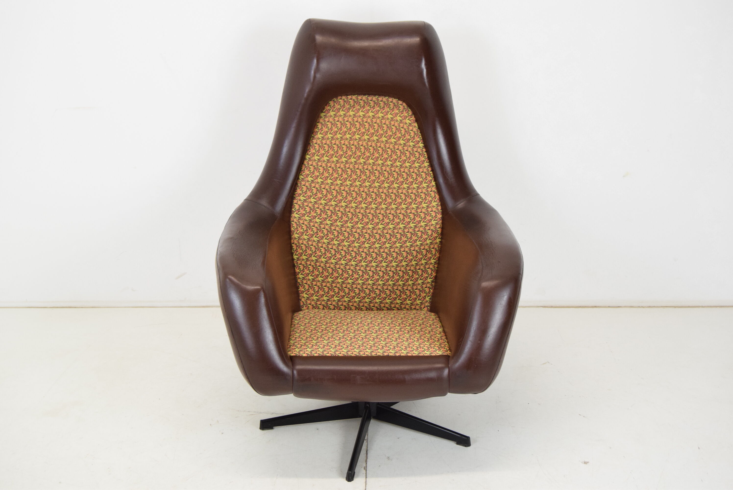 Fauteuil rotatif du milieu du siècle, similicuir, années 1980.