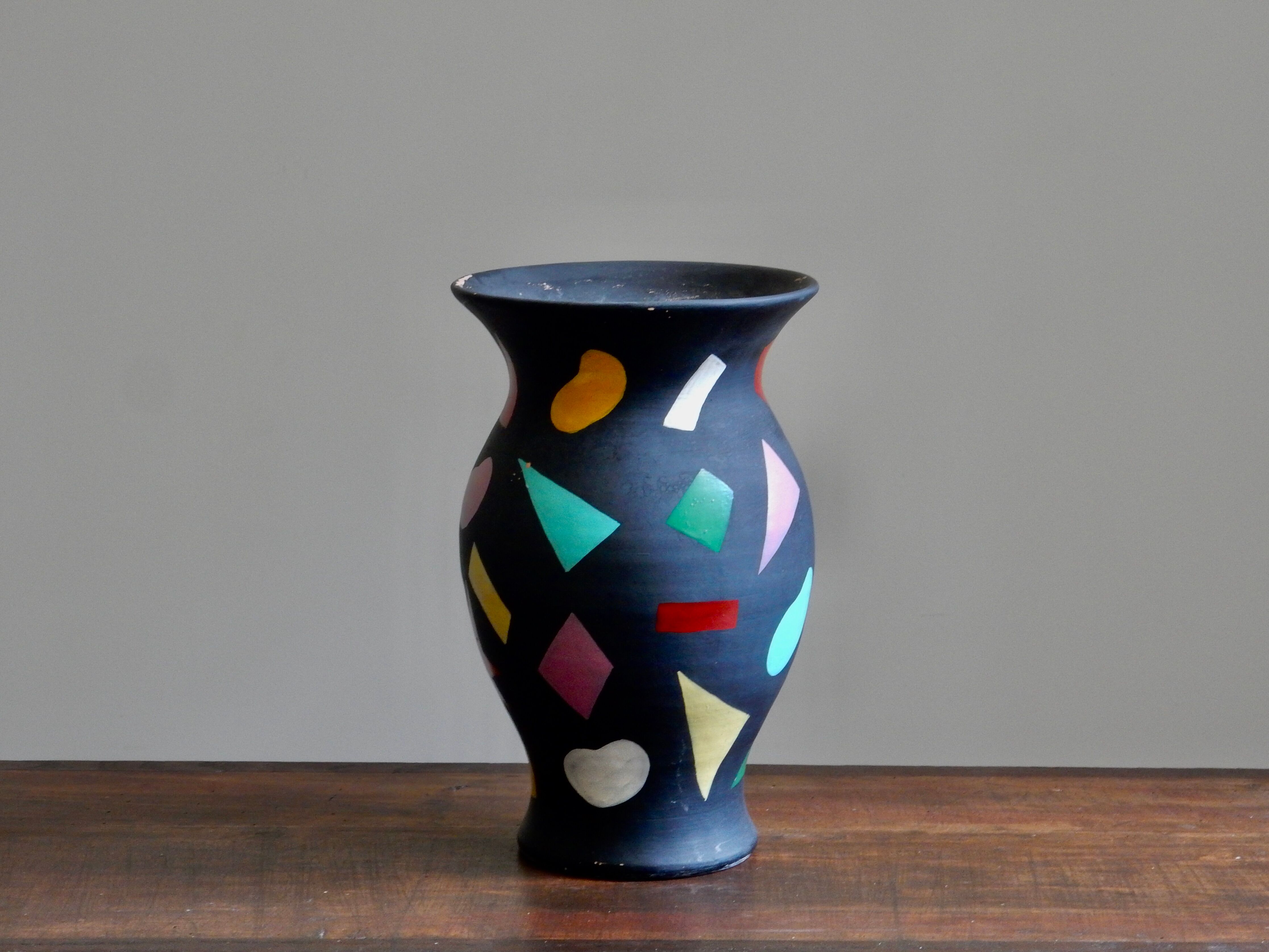 Vase en terre cuite peinte en noire aux motifs gommettes