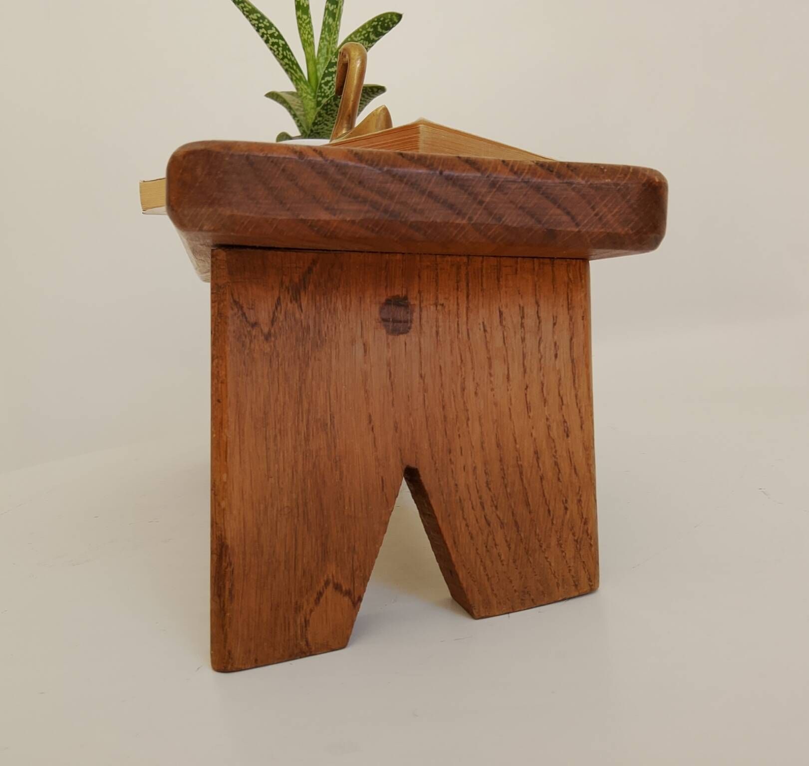 Tabouret petit banc brutaliste années 60 en chêne massif