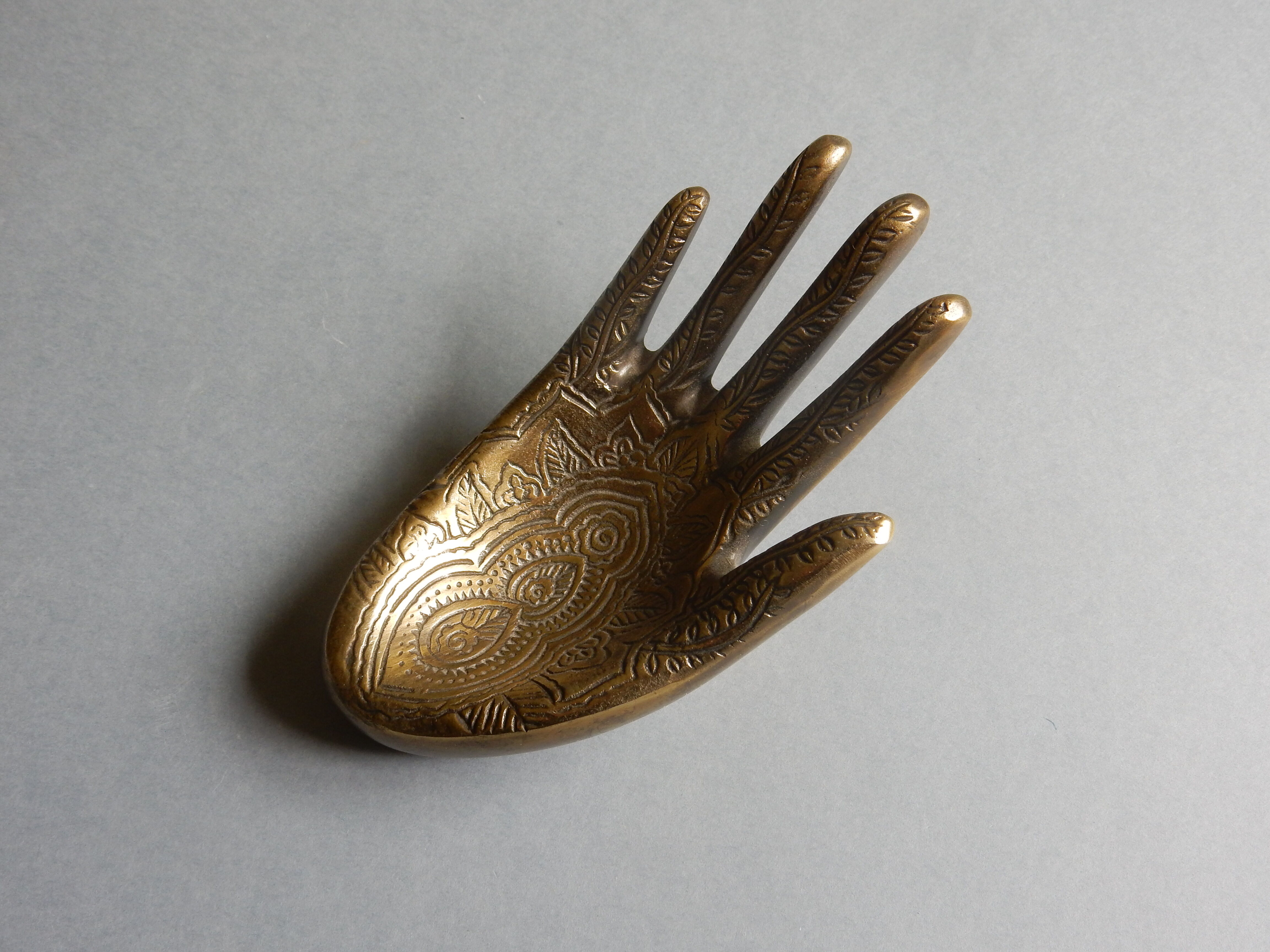Empty-pocket brass hand