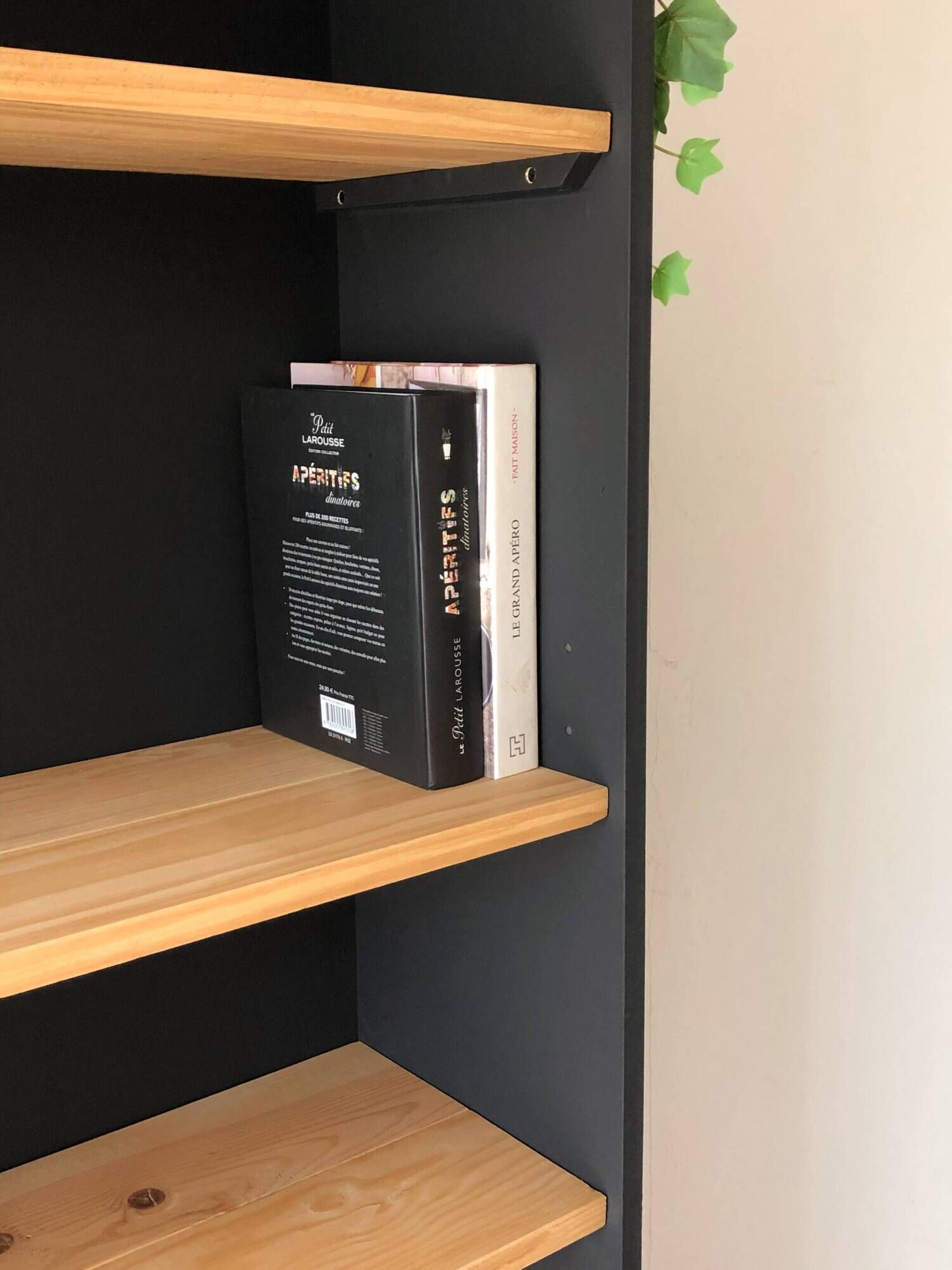 Bibliothèque des années 80 revisitée en noir et bois