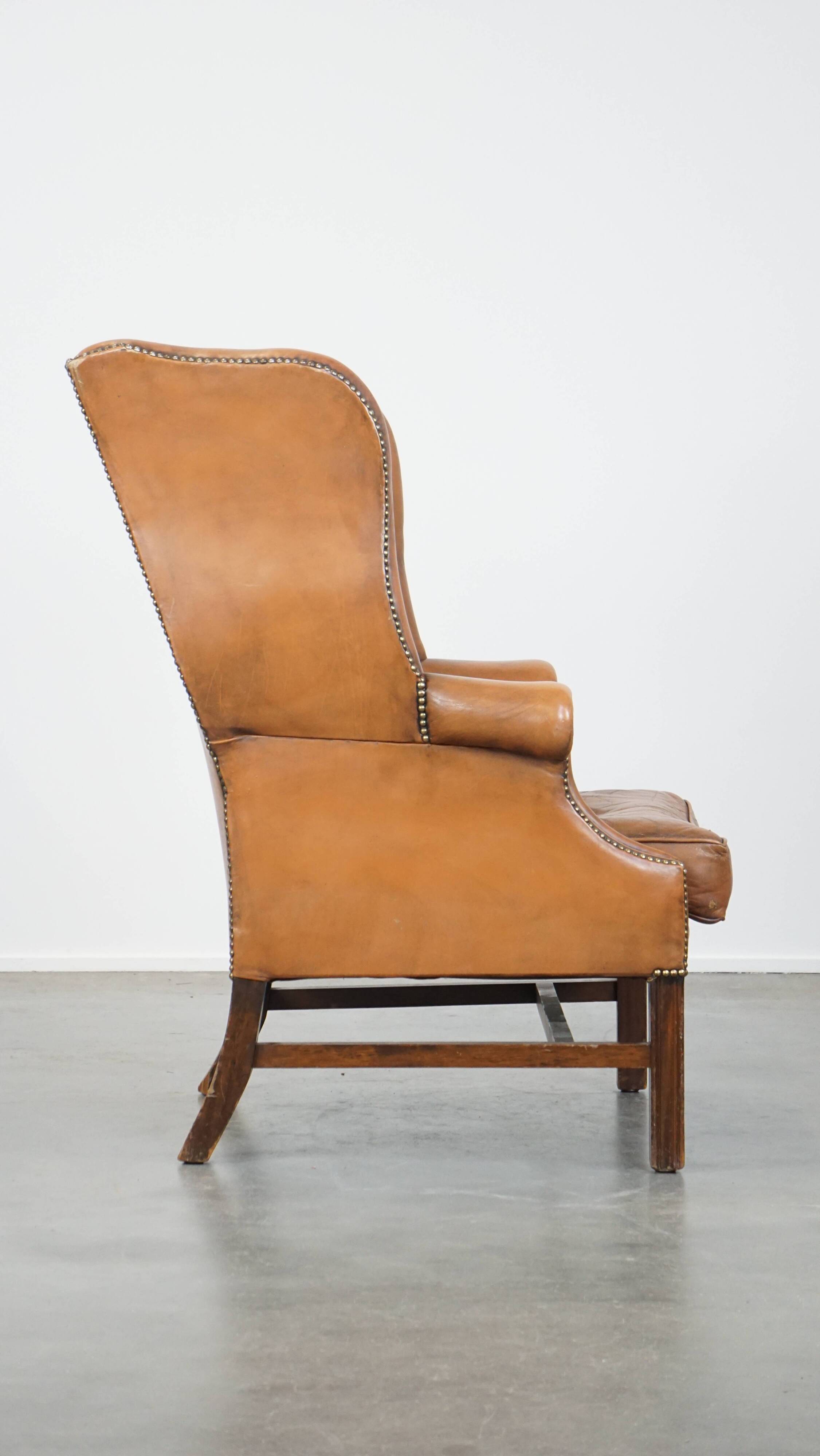 Fauteuil Chesterfield anglais classique en cuir de vachette couleur cognac clair