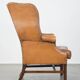 Fauteuil Chesterfield anglais classique en cuir de vachette couleur cognac clair
