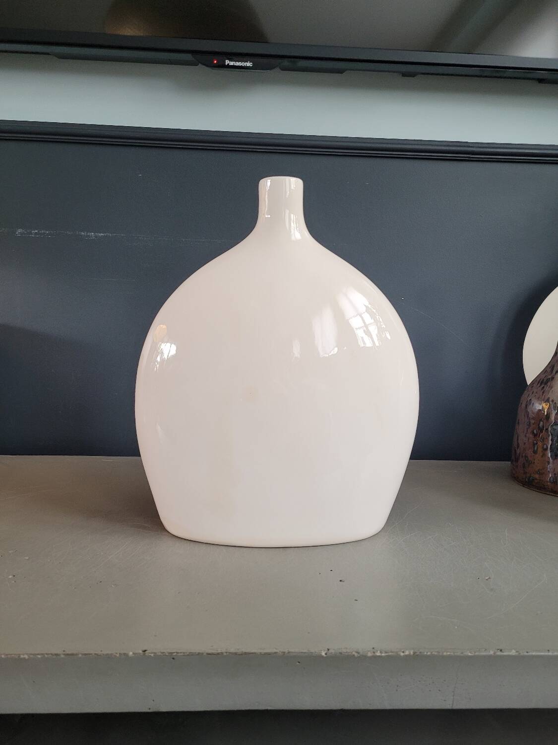 Large single-flower lentil vase