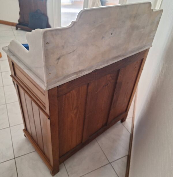 Ancien meuble de salle de bain avec marbre