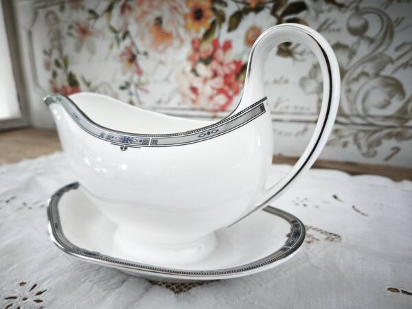 Saucière sur dormant en porcelaine anglaise Wedgwood modèle Amherst