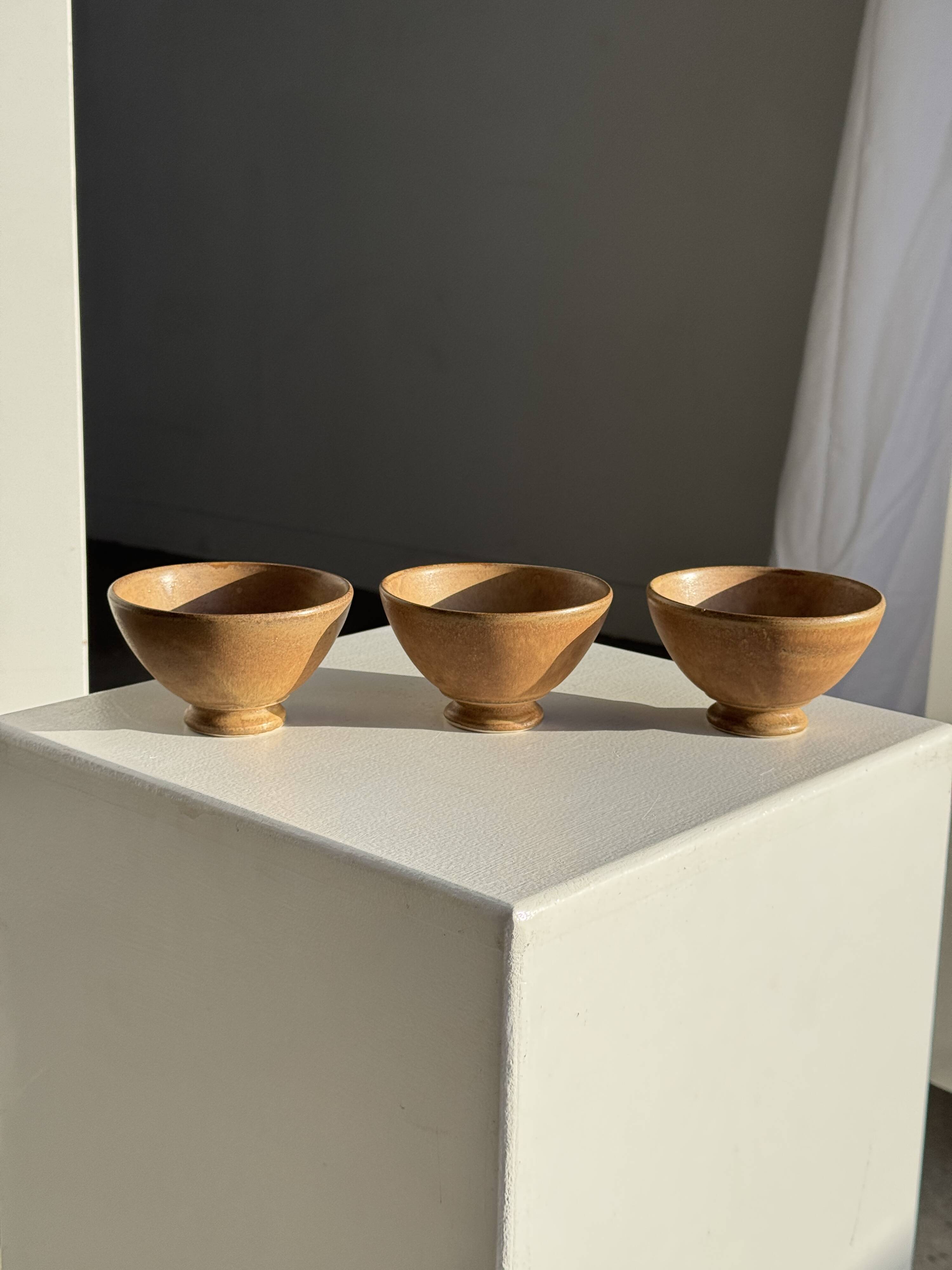 Set of 3 vintage mini bowls on foot, stoneware on pedestal H9 D10.