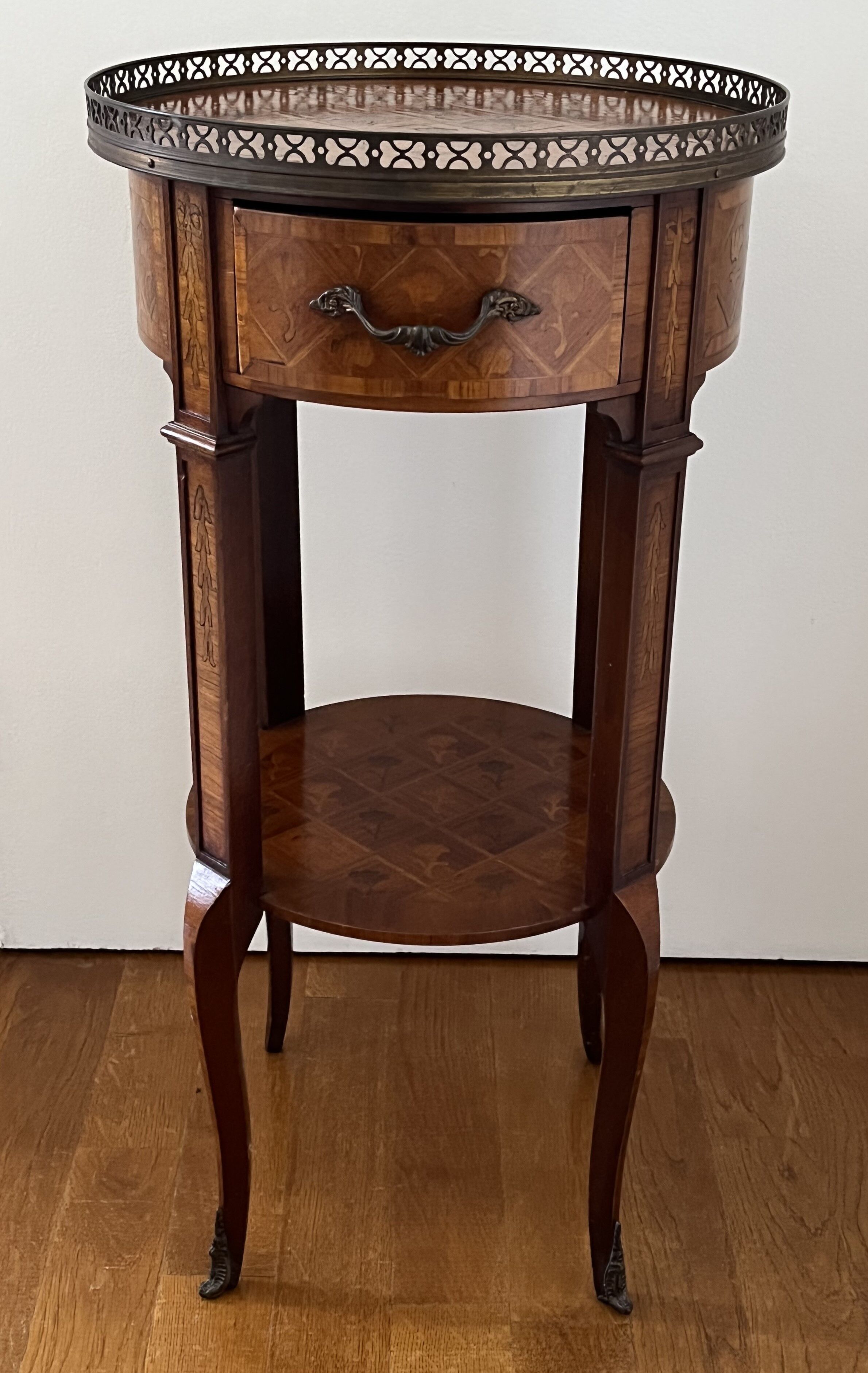 Table de chevet en marqueterie de bois