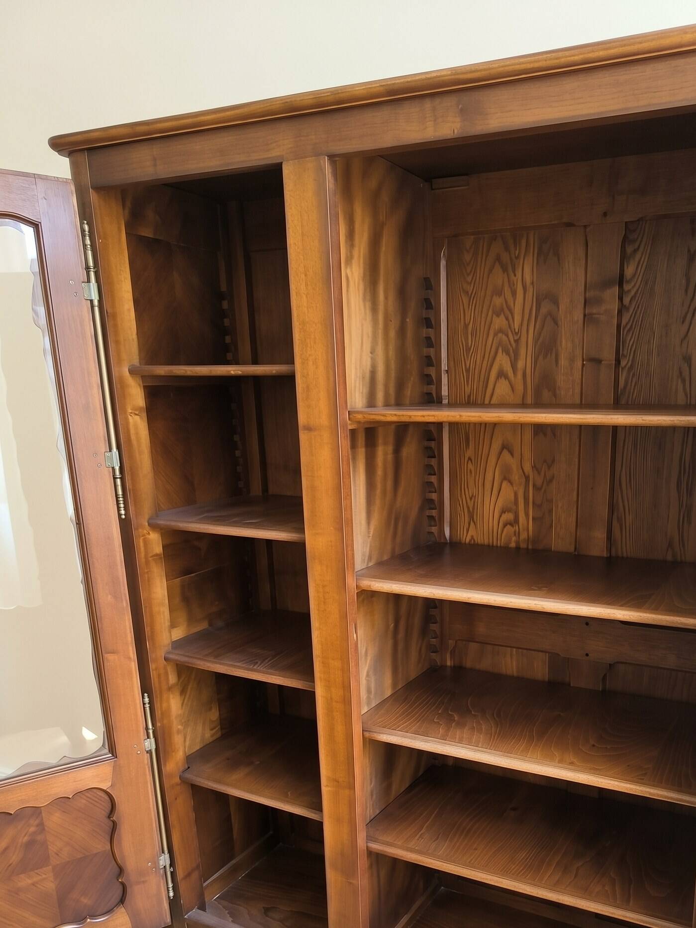Regency display cabinet with 3 doors in cherry wood