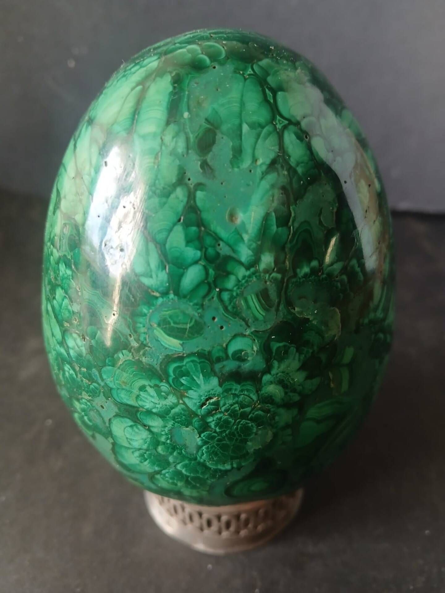 Large decorative egg in natural malachite