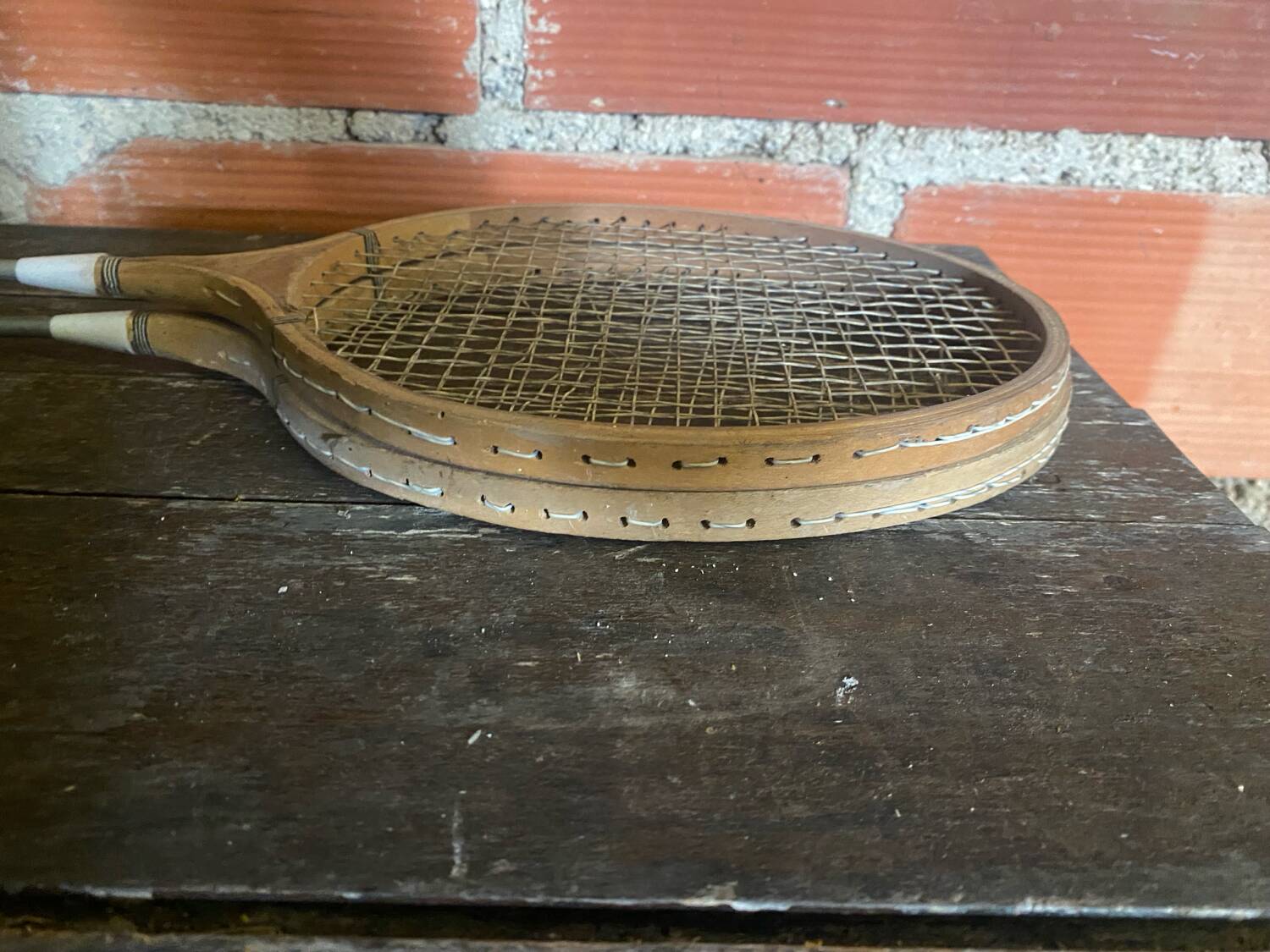 Paire de raquettes de tennis anciennes en bois et métal, années 50