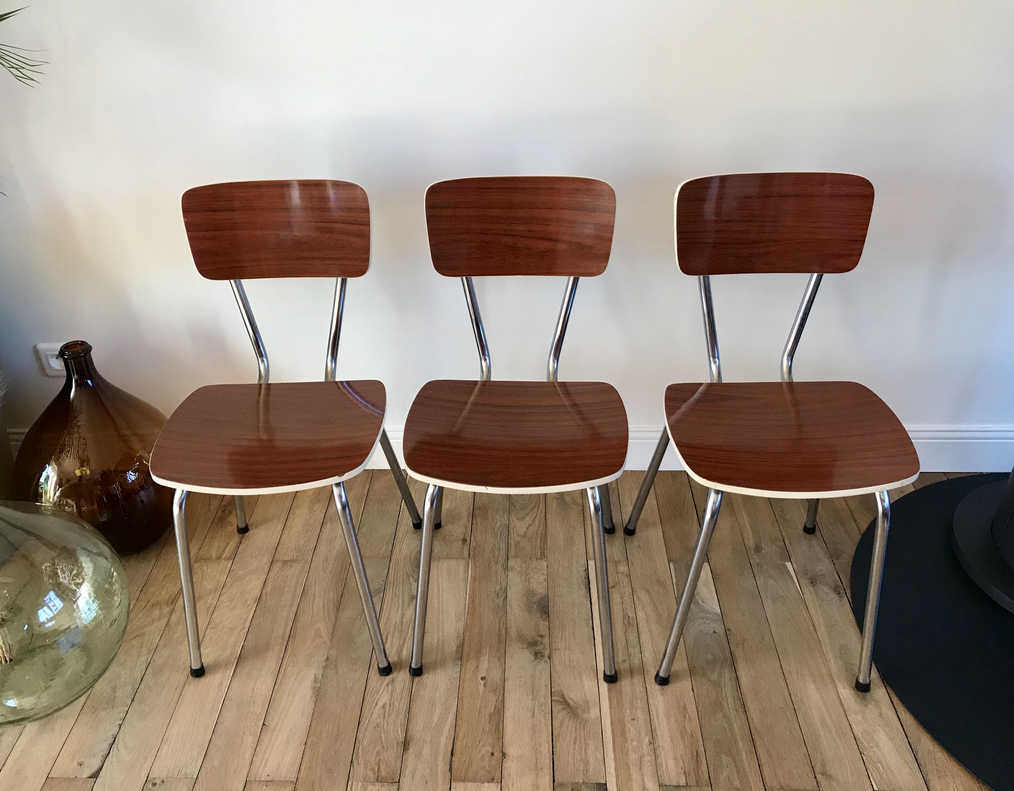 Trio of chairs in light brown formica and cream contour 70s