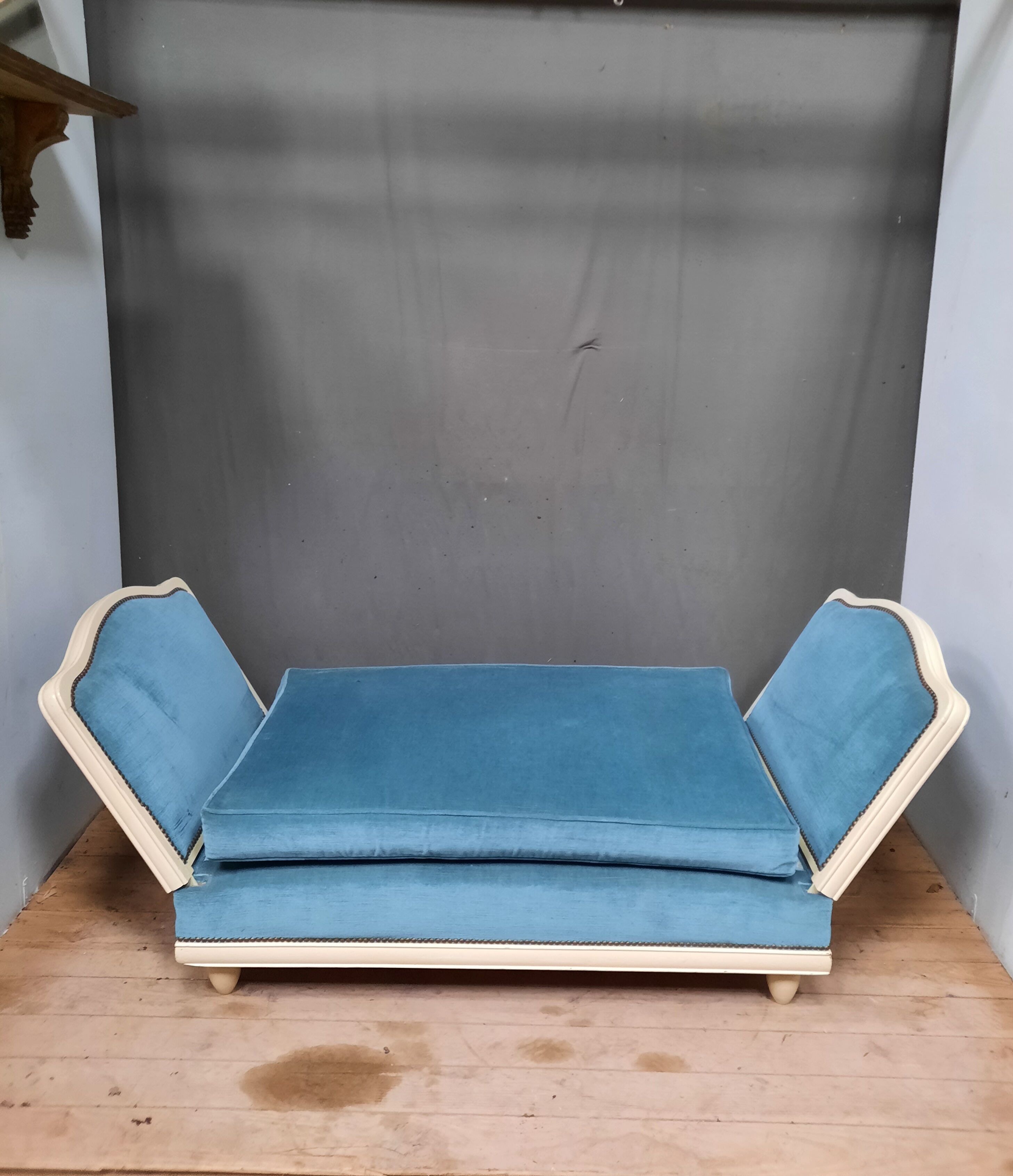 Convertible bench in the year 1950