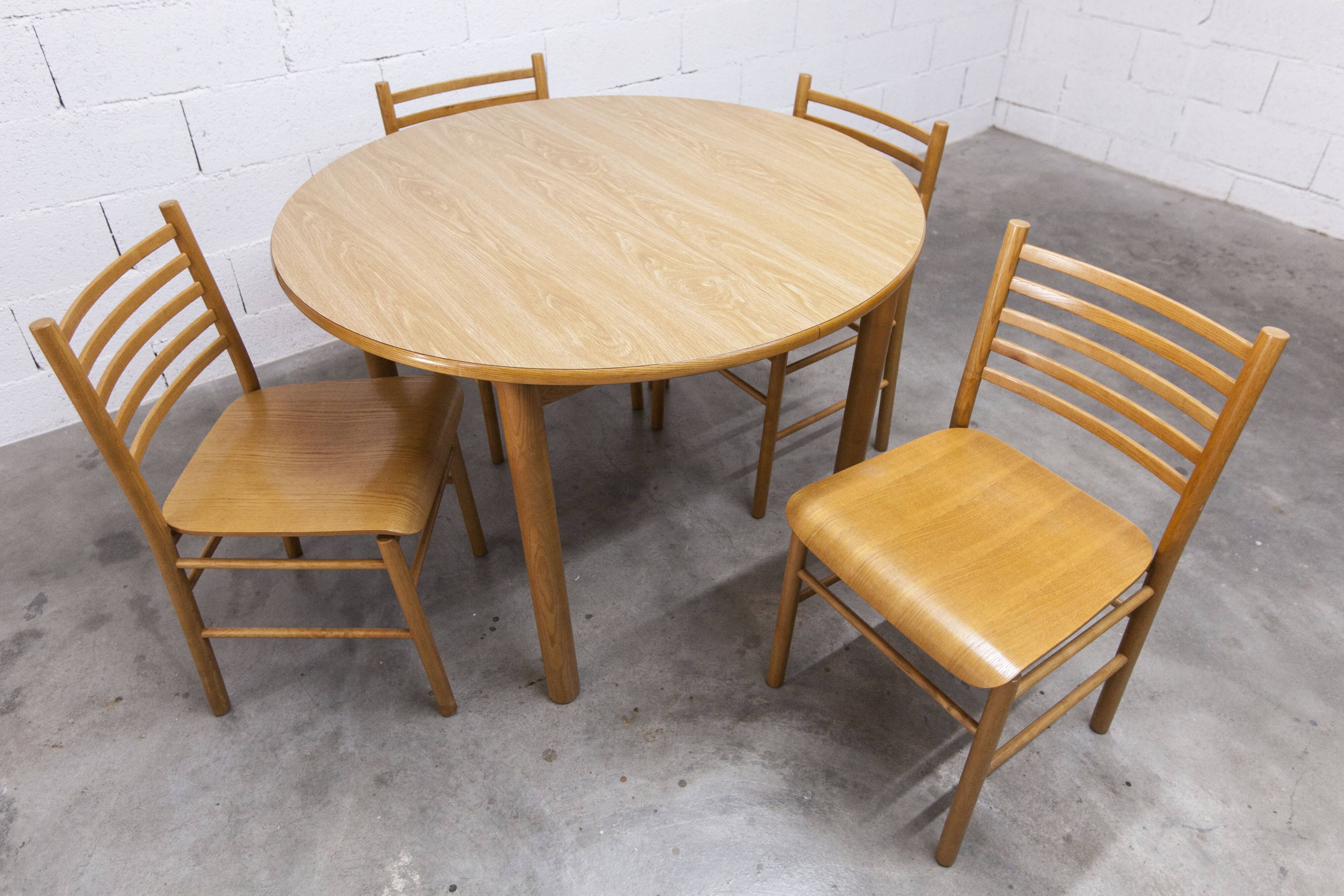 Danish ensemble transformable table 114 cm / 154 + 4 modernist chairs from the 1970s.