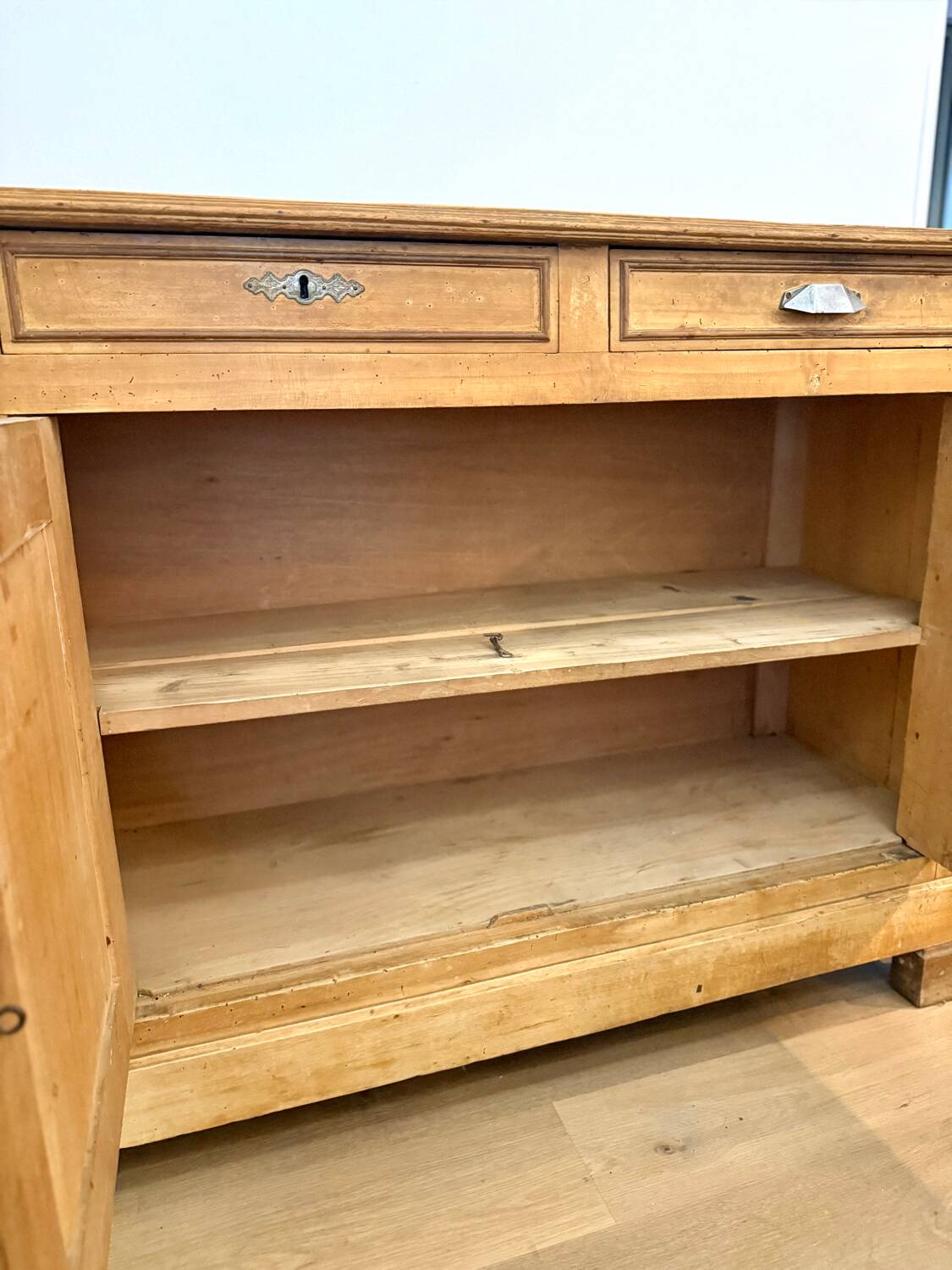 Buffet ancien en bois massif