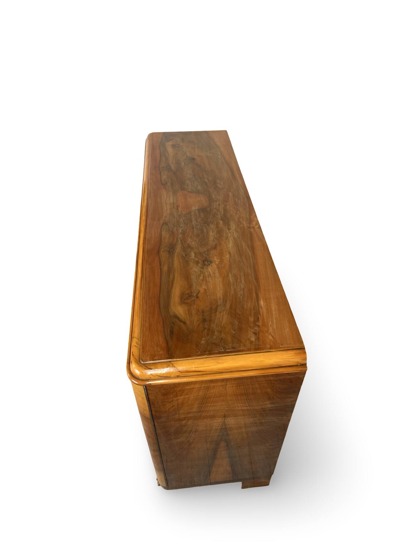 Italian Art deco burl walnut sideboard, of great quality.