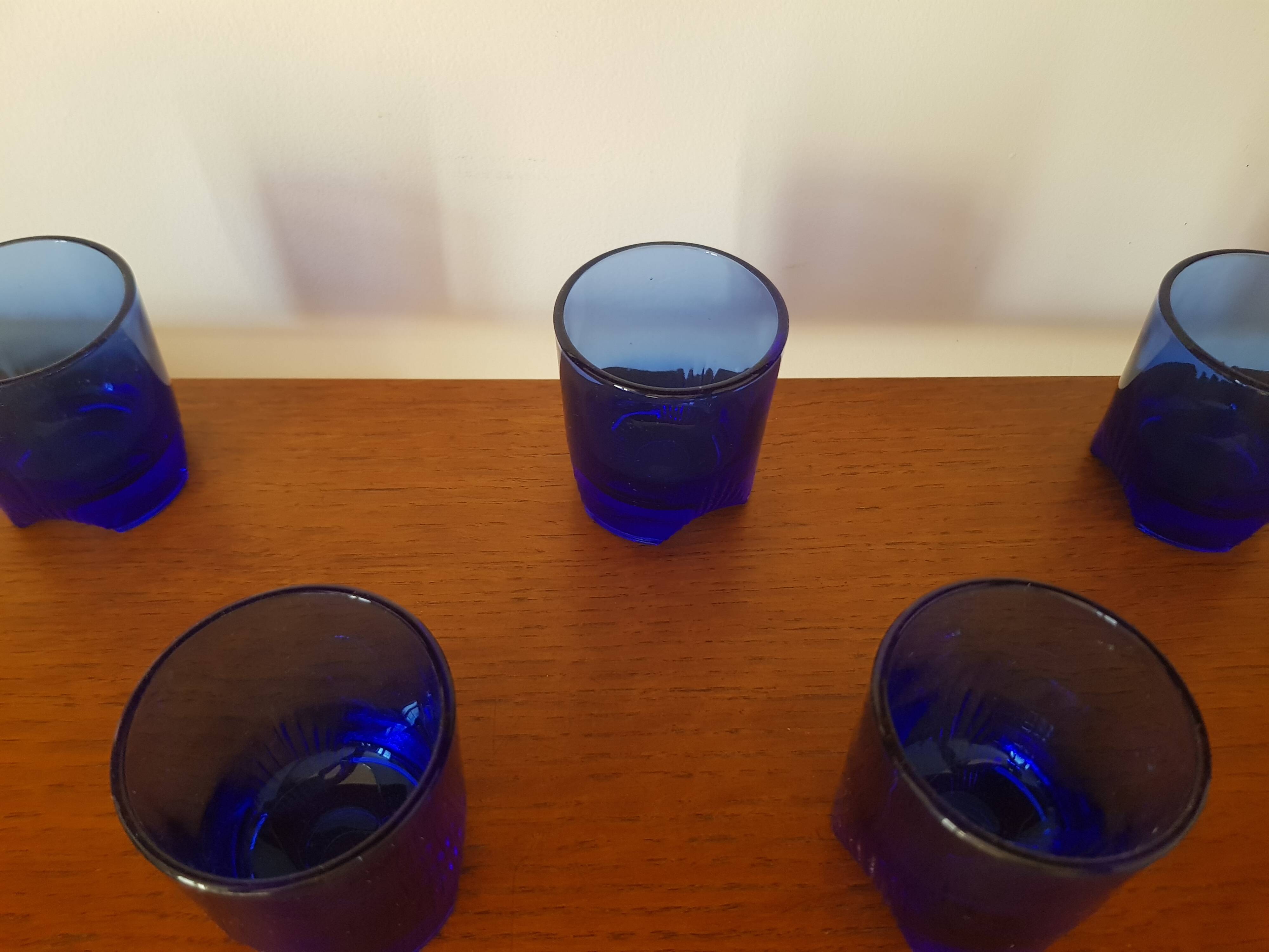 Lors de 5 petits verres en cristal bleu