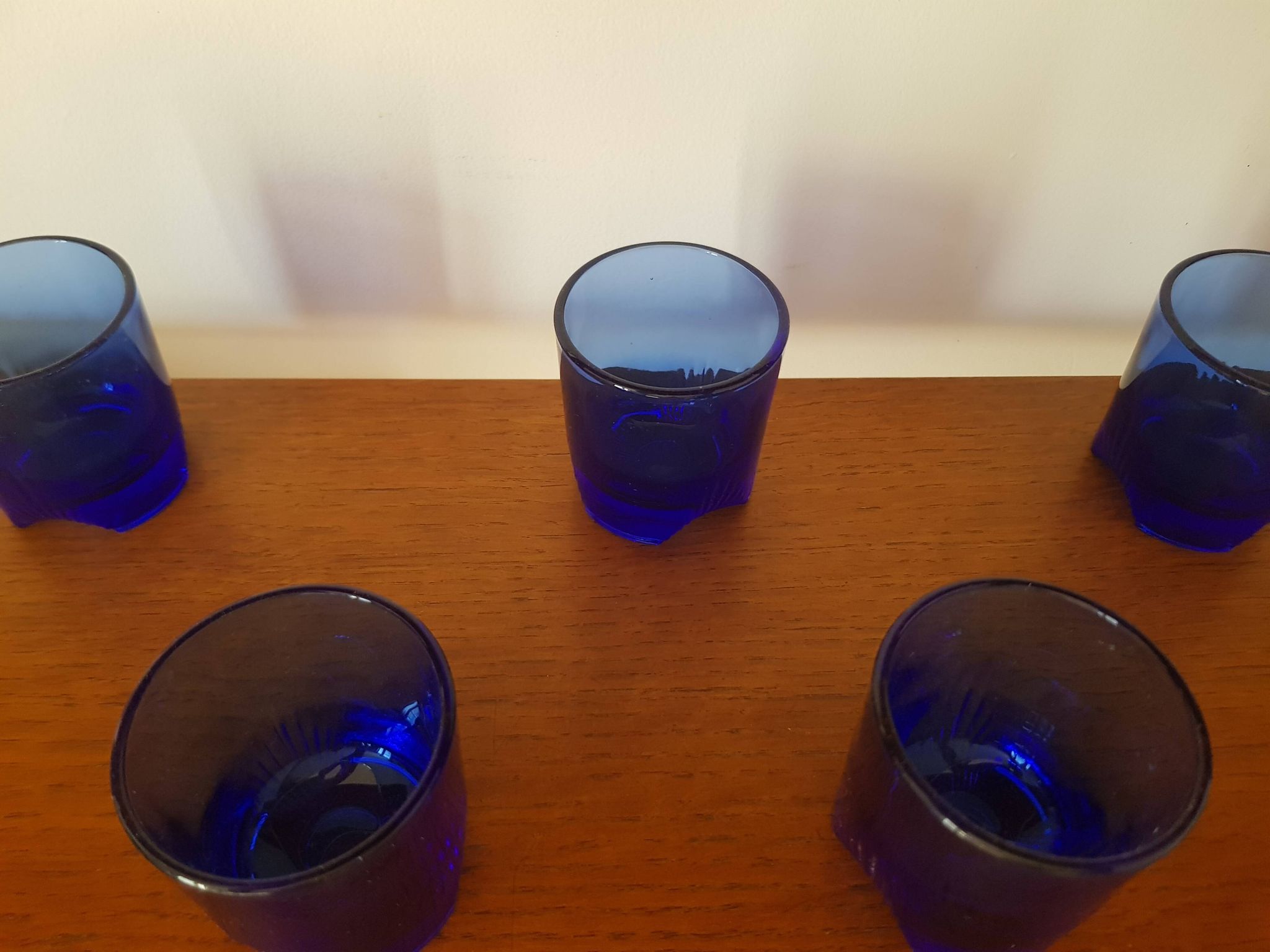 Lors de 5 petits verres en cristal bleu