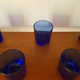 Lors de 5 petits verres en cristal bleu