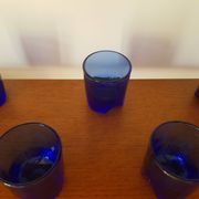 Lors de 5 petits verres en cristal bleu