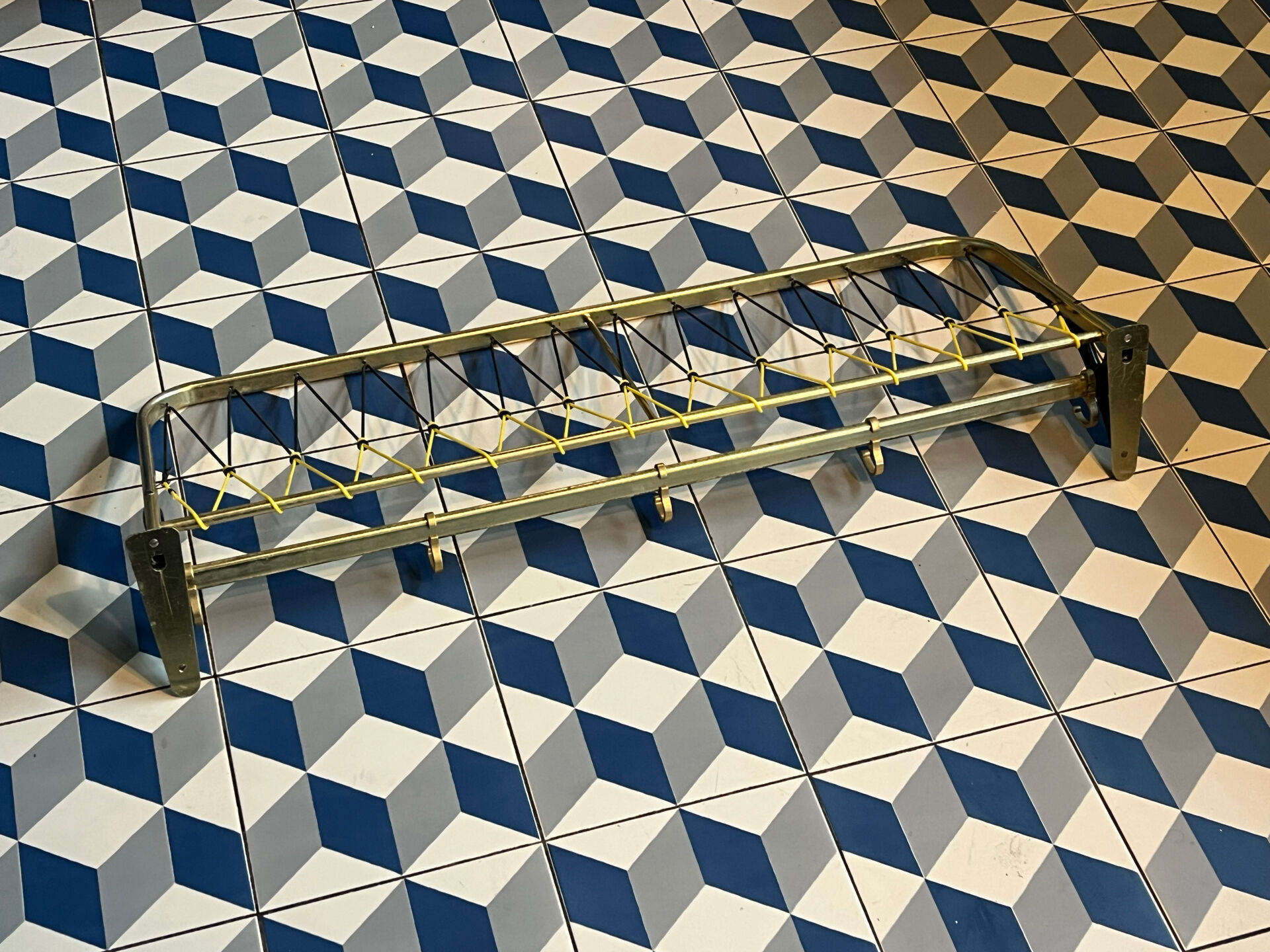 Coat rack in the style of a train luggage rack with 5 movable hooks - vintage 50s 60s.