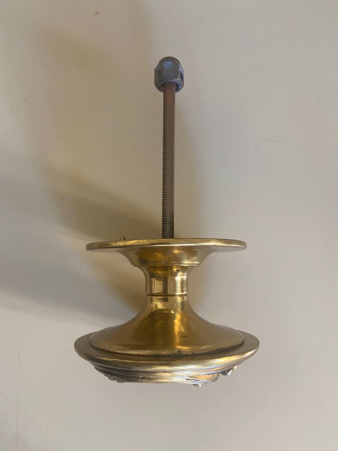 Entrance door pull handle in solid brass