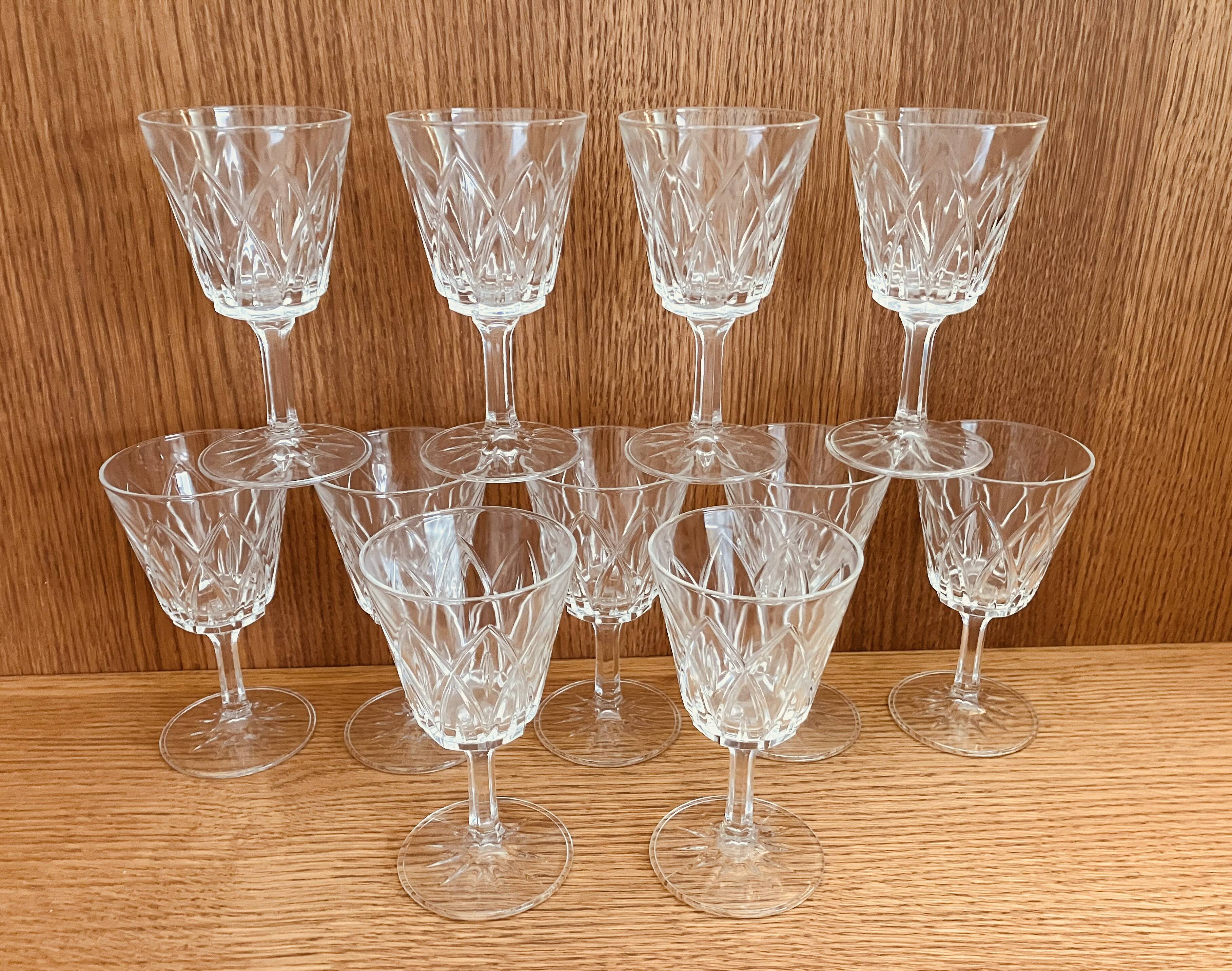 Set of 11 vintage cut glass glasses from Vmc Reims France, model Arlequin.