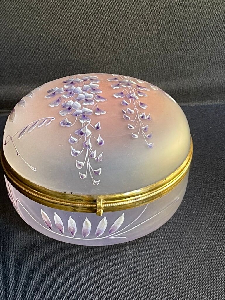 Enamelled candy maker