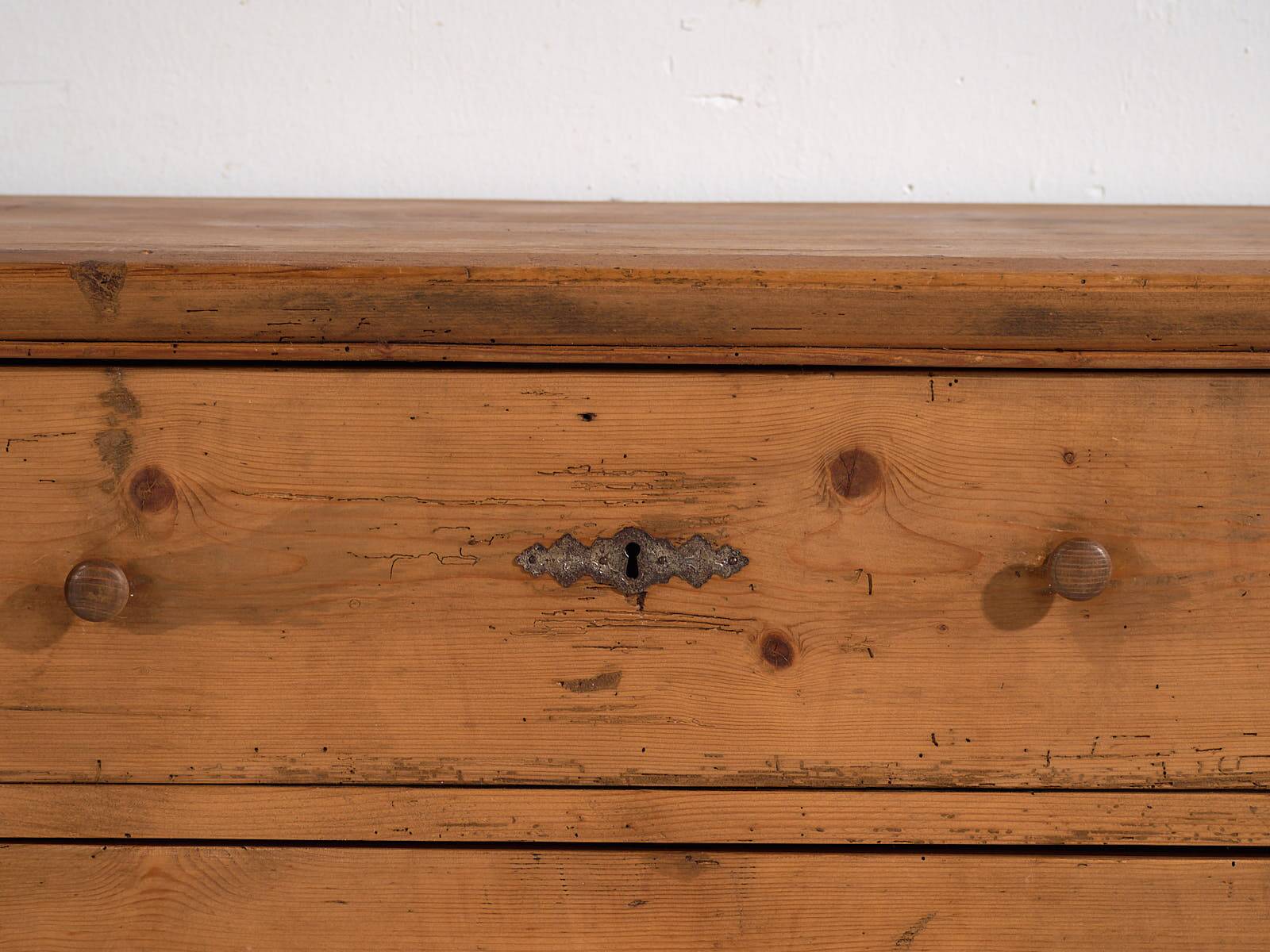 Small antique chest of drawers (circa 1920)