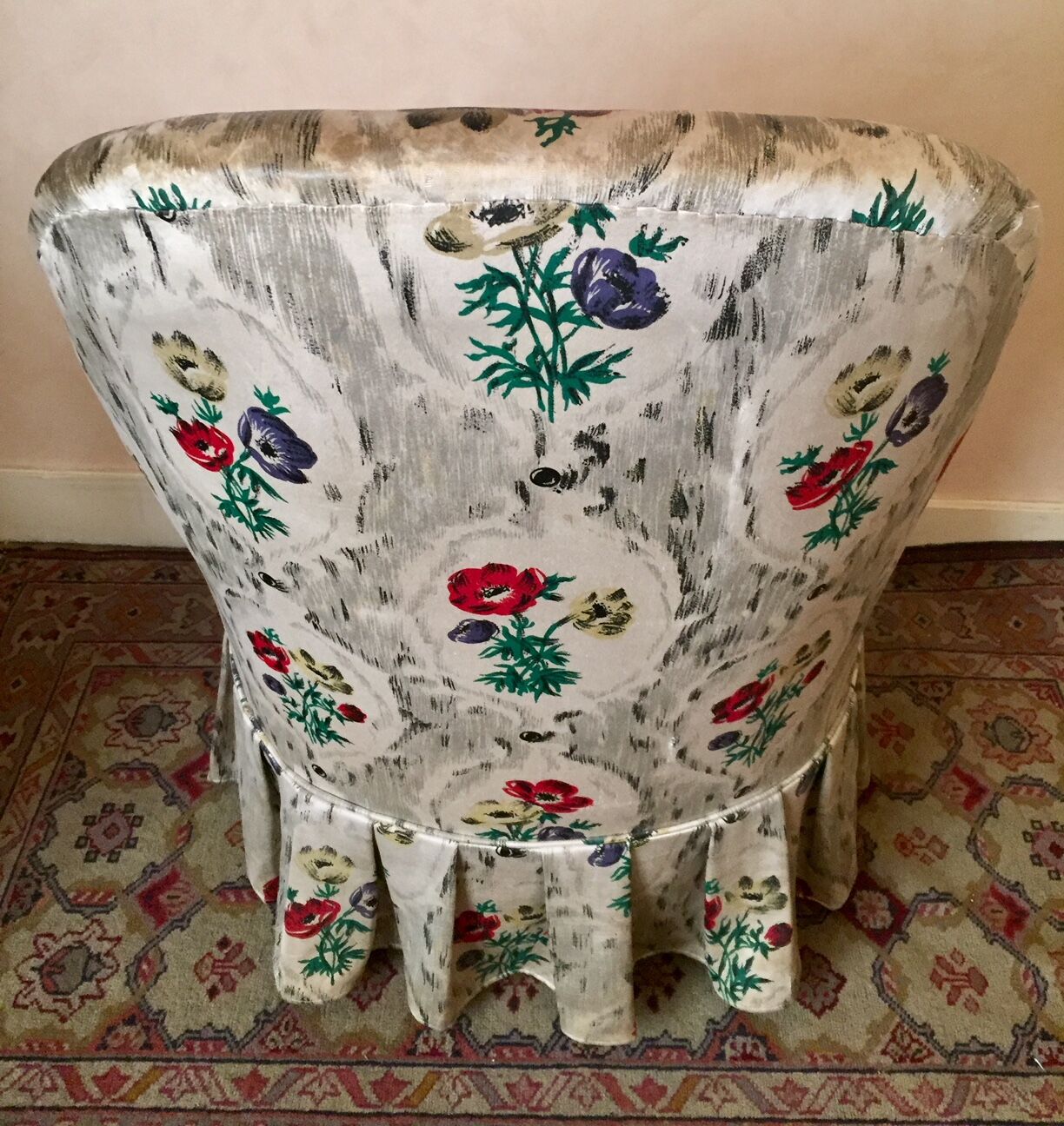 Toad in cloth armchair and its Ottoman