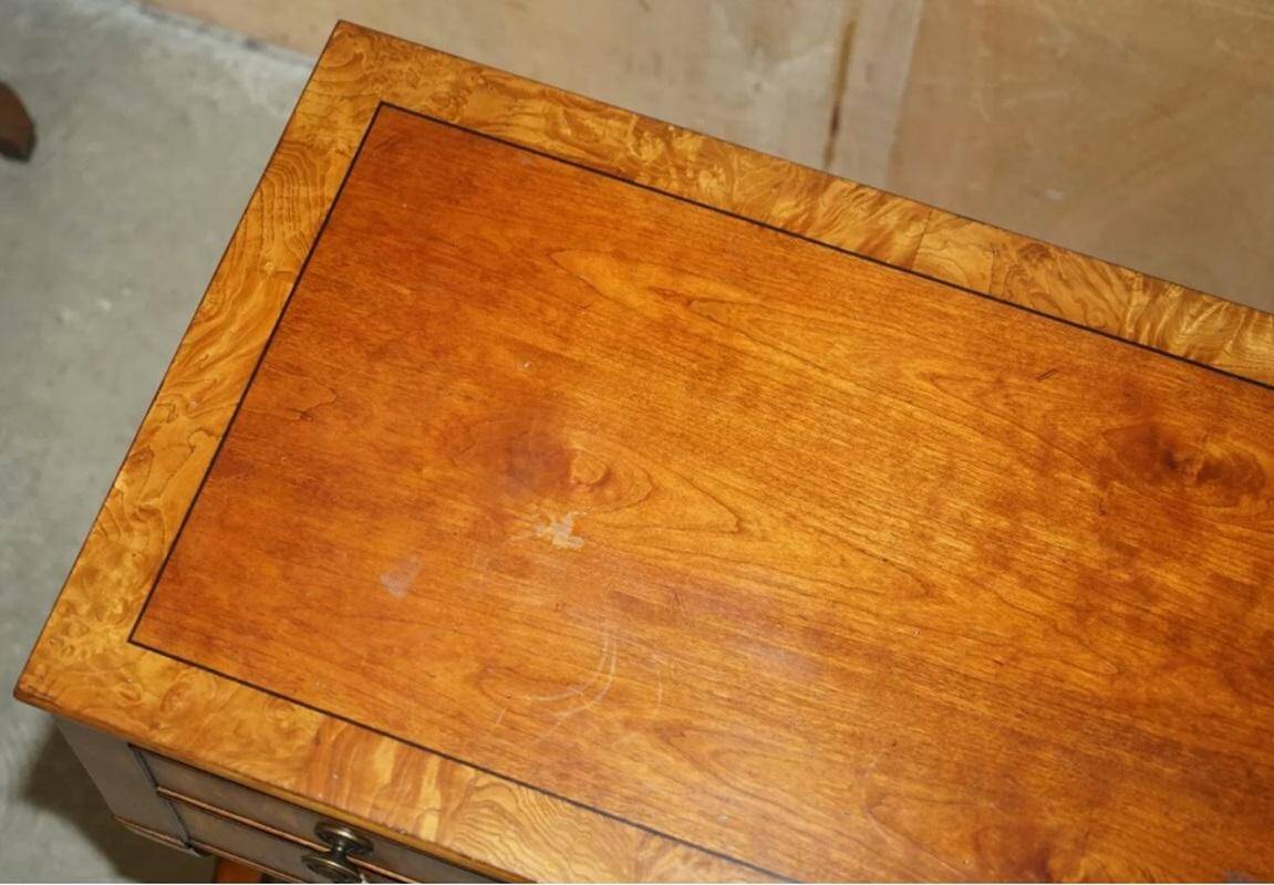 Paire de buffets vintage néoclassique en bois de ronce de chêne