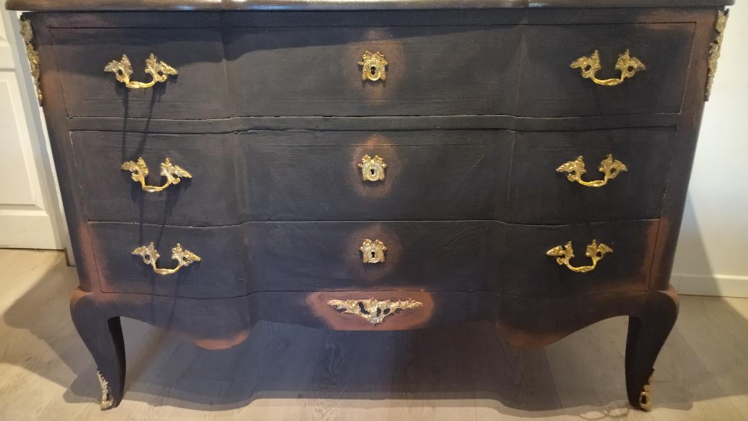 Royal chest of drawers Louis XV style
