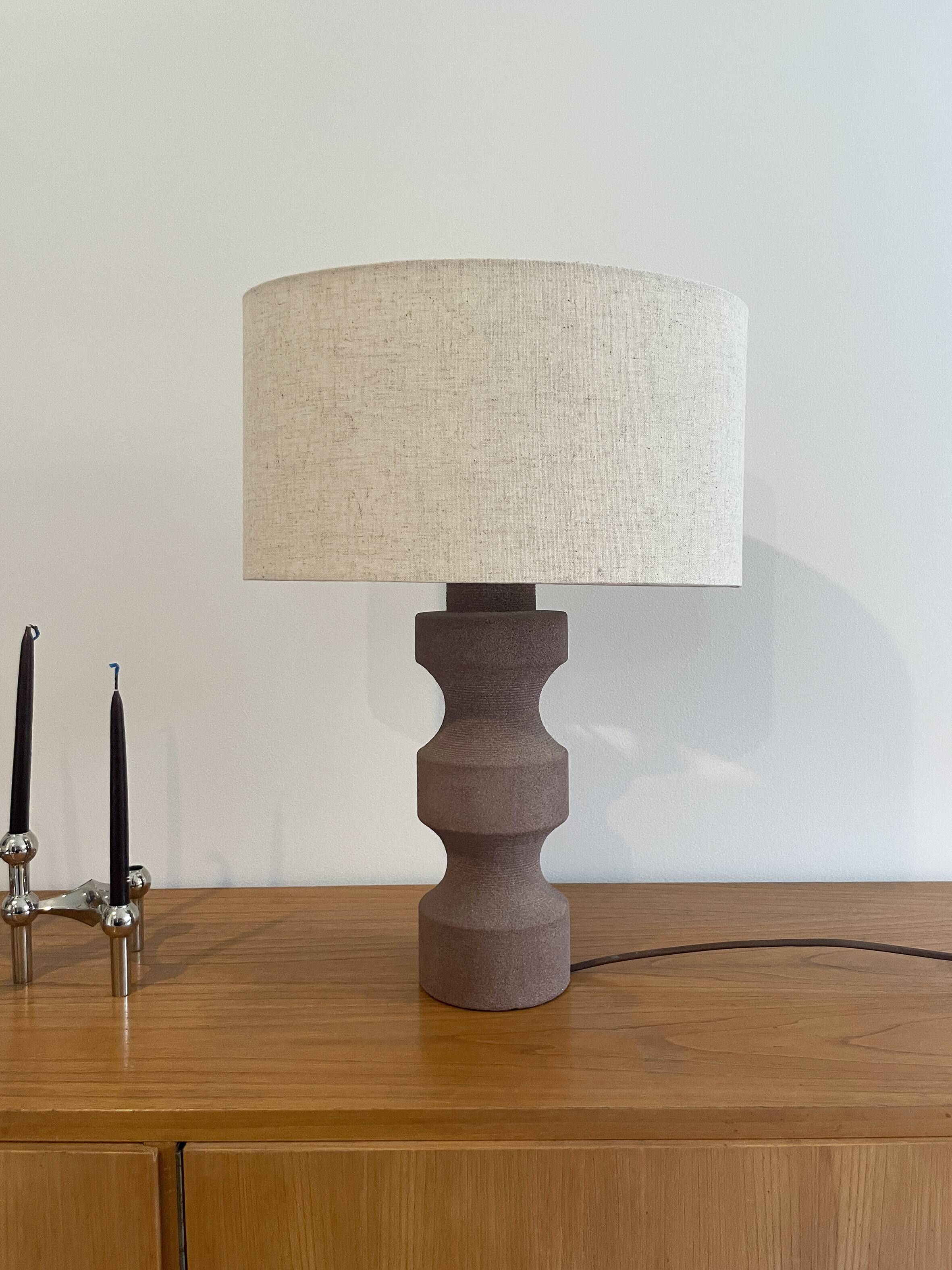 Lampe de table vintage en pierre sculptée grès