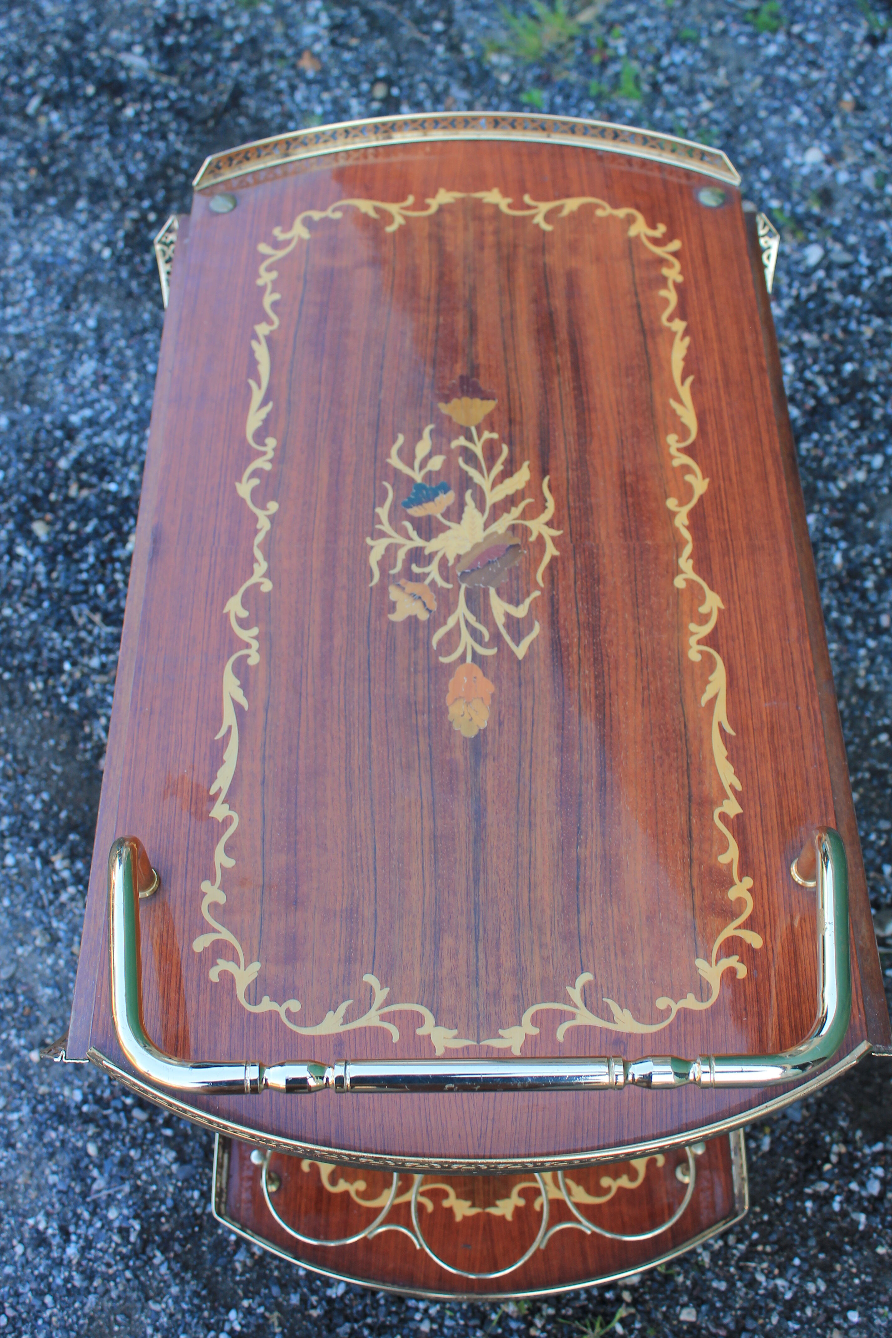 Rolling serving table