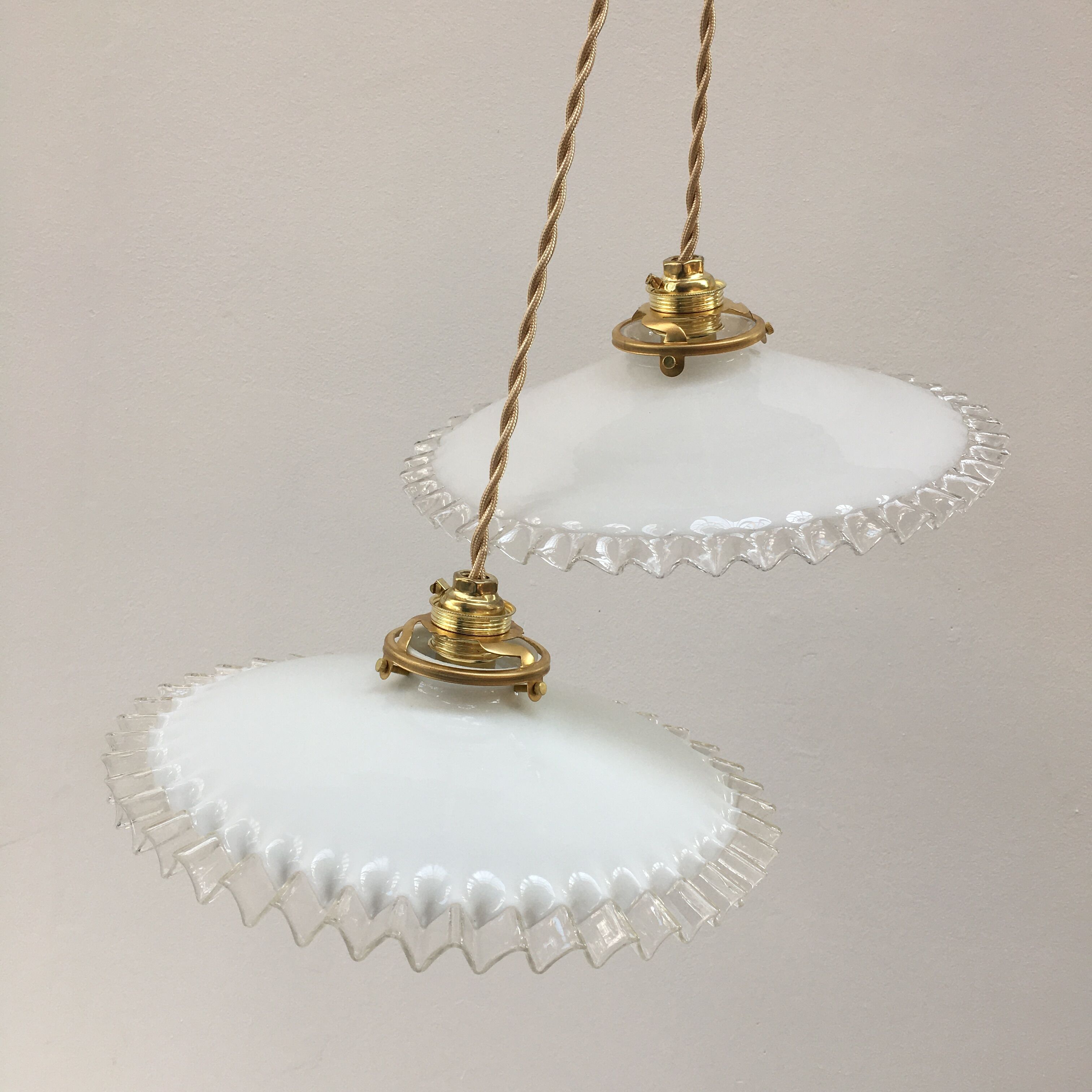 Paire de suspensions en opaline blanche et bords dentelés transparents
