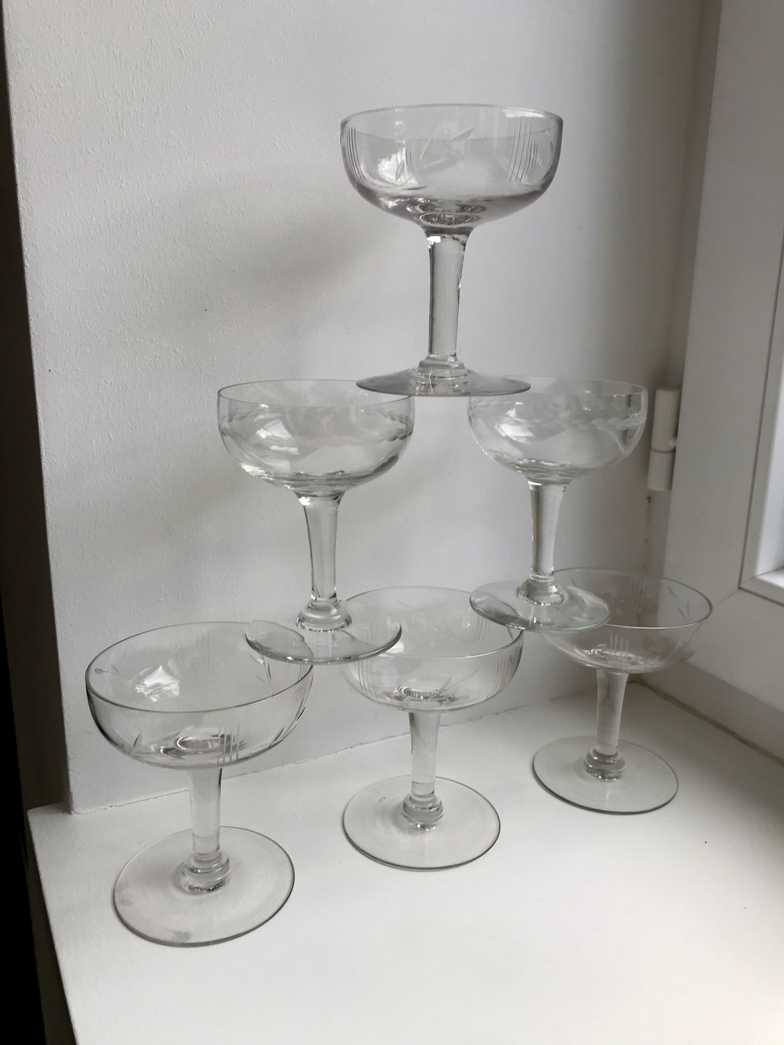 Set of 6 depicted Art Deco engraved crystal champagne glasses mismatched 50s