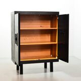 Buffet haut brutaliste noir aux accents rouges de style De Coene. Belgique, années 1960.