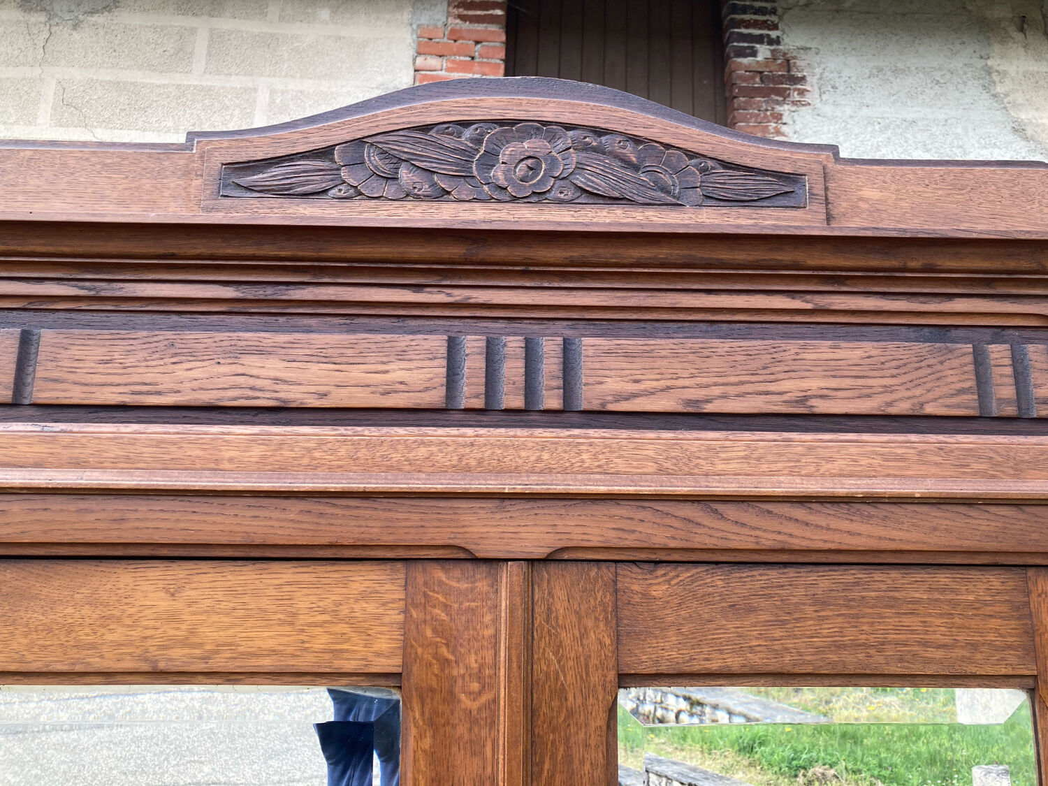 Parisian cabinet with shelves