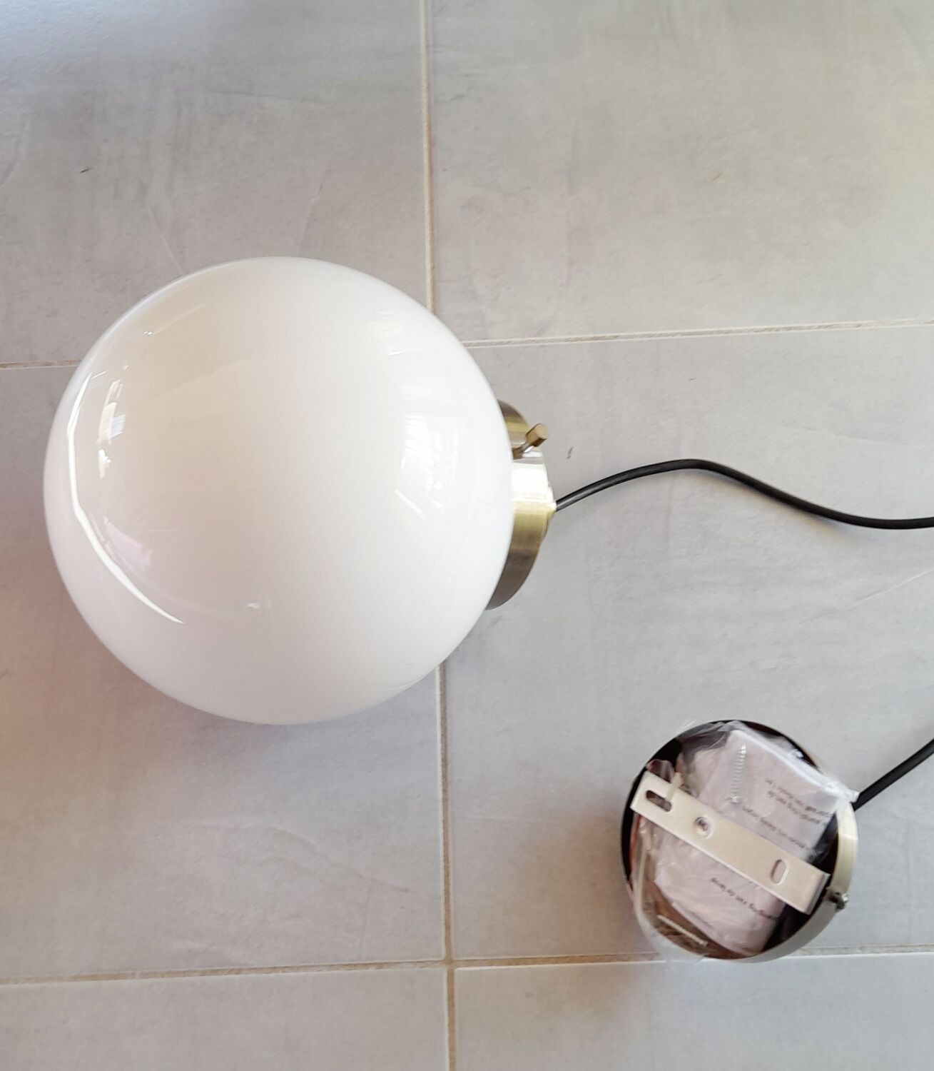 Opaline globe suspension
