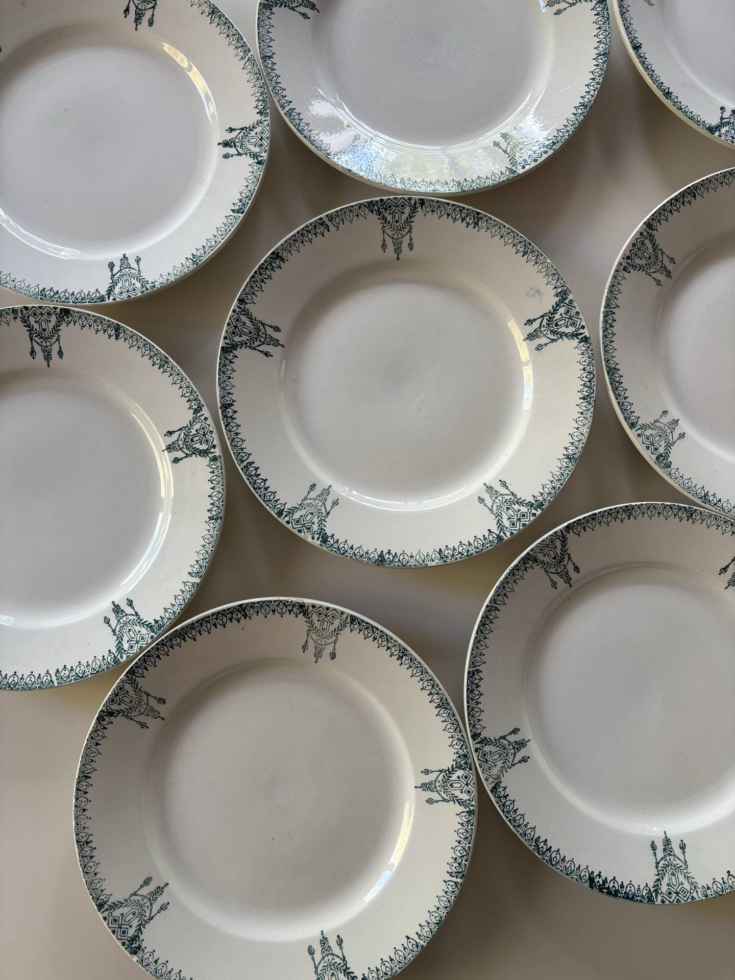 Assiettes plates en faïence ancienne St Amand