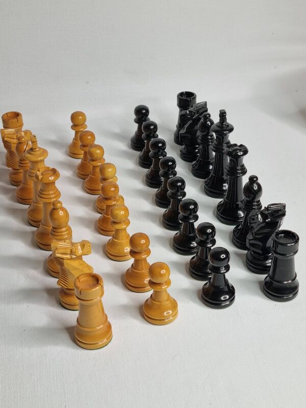 Jeu d’échecs Staunton en bois laqué – Roi 10 cm – El Corte Inglés