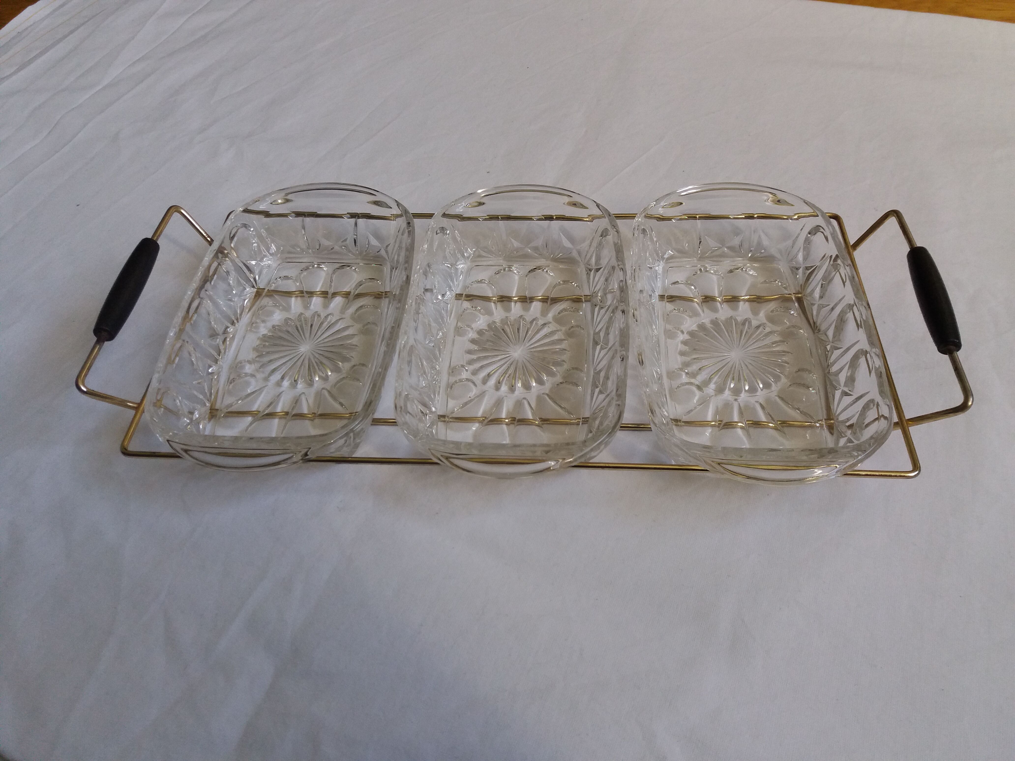 Aperitif serving tray with 3 glass ramekins