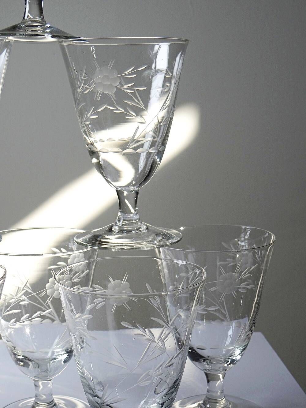 8 engraved crystal wine glasses with a floral design, Bohemia, early 20th century.