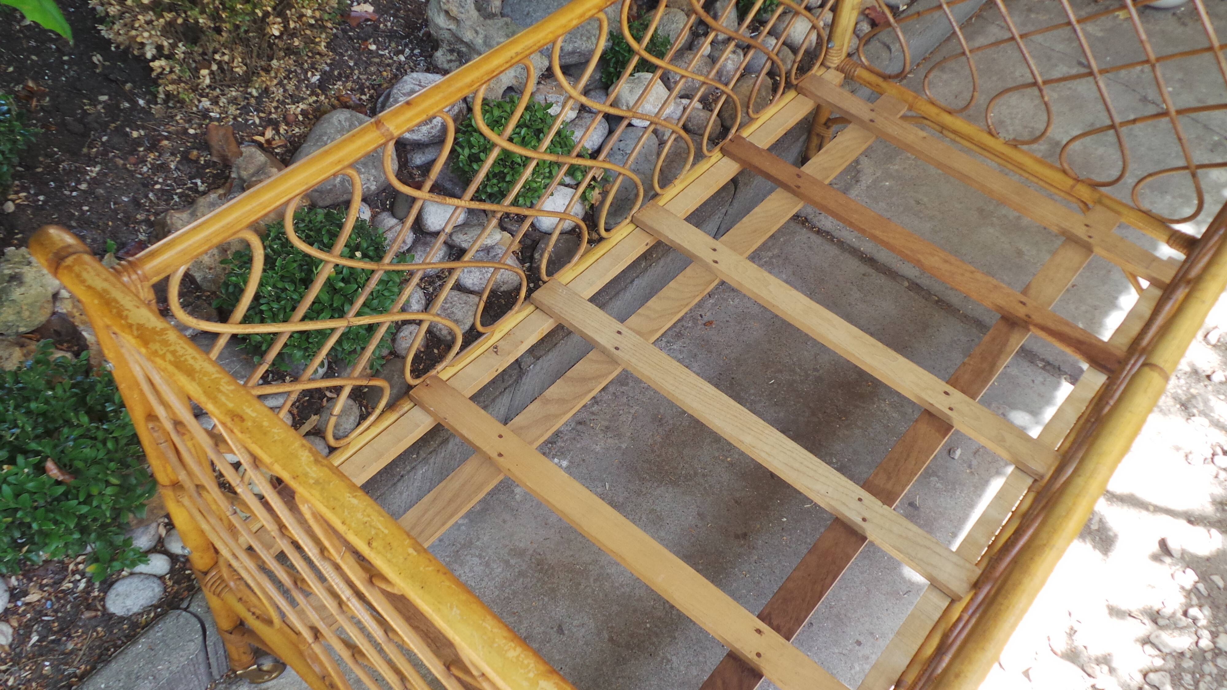 Lit de bébé en rotin années 50